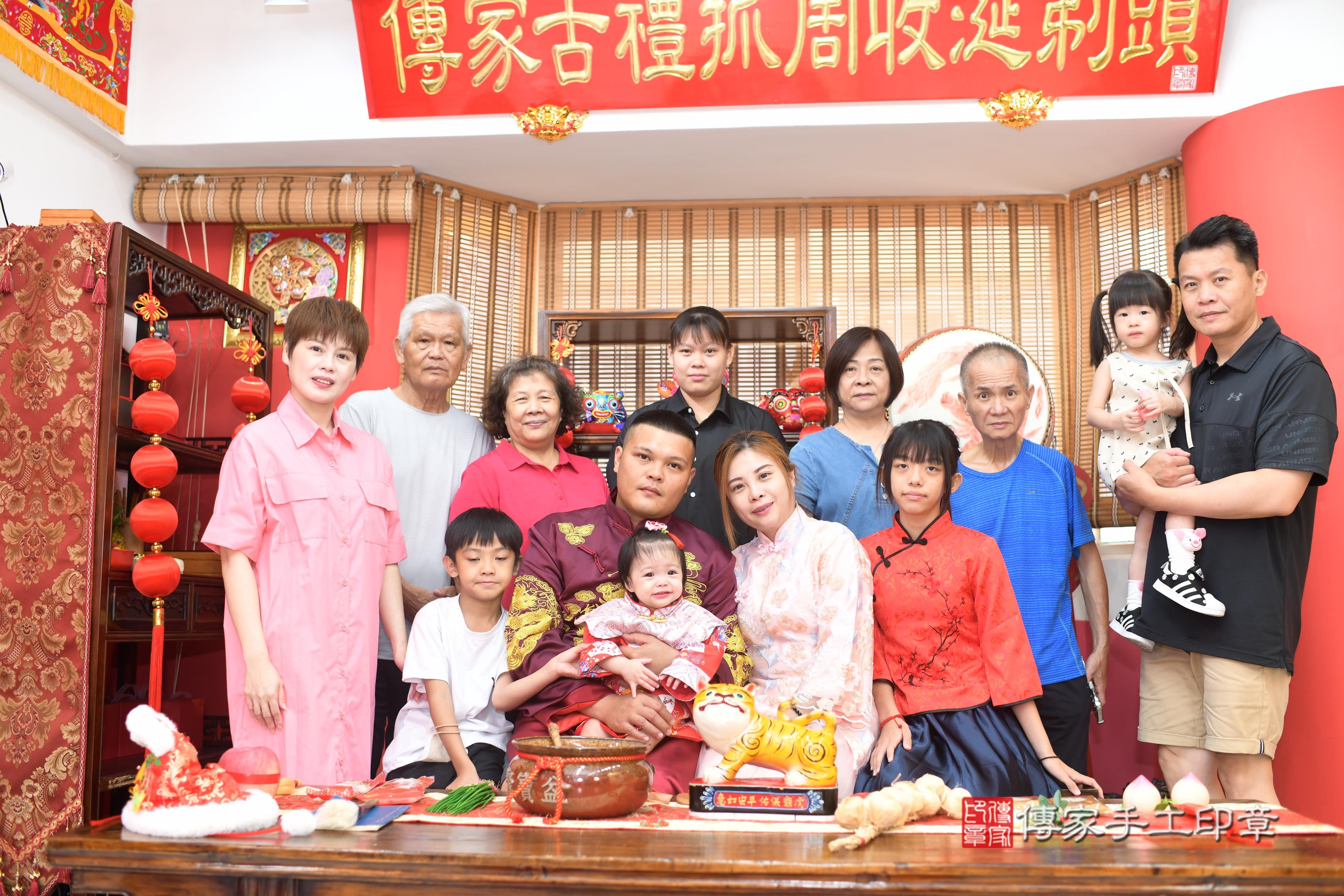 傳家手工印章高雄店、抓周、度脺、中國風會場、傳家嬰兒古禮、吉祥話、抓周道具物品24種、拍照。抓周證書。寶寶抓周、滿周歲、生日快樂、祝福