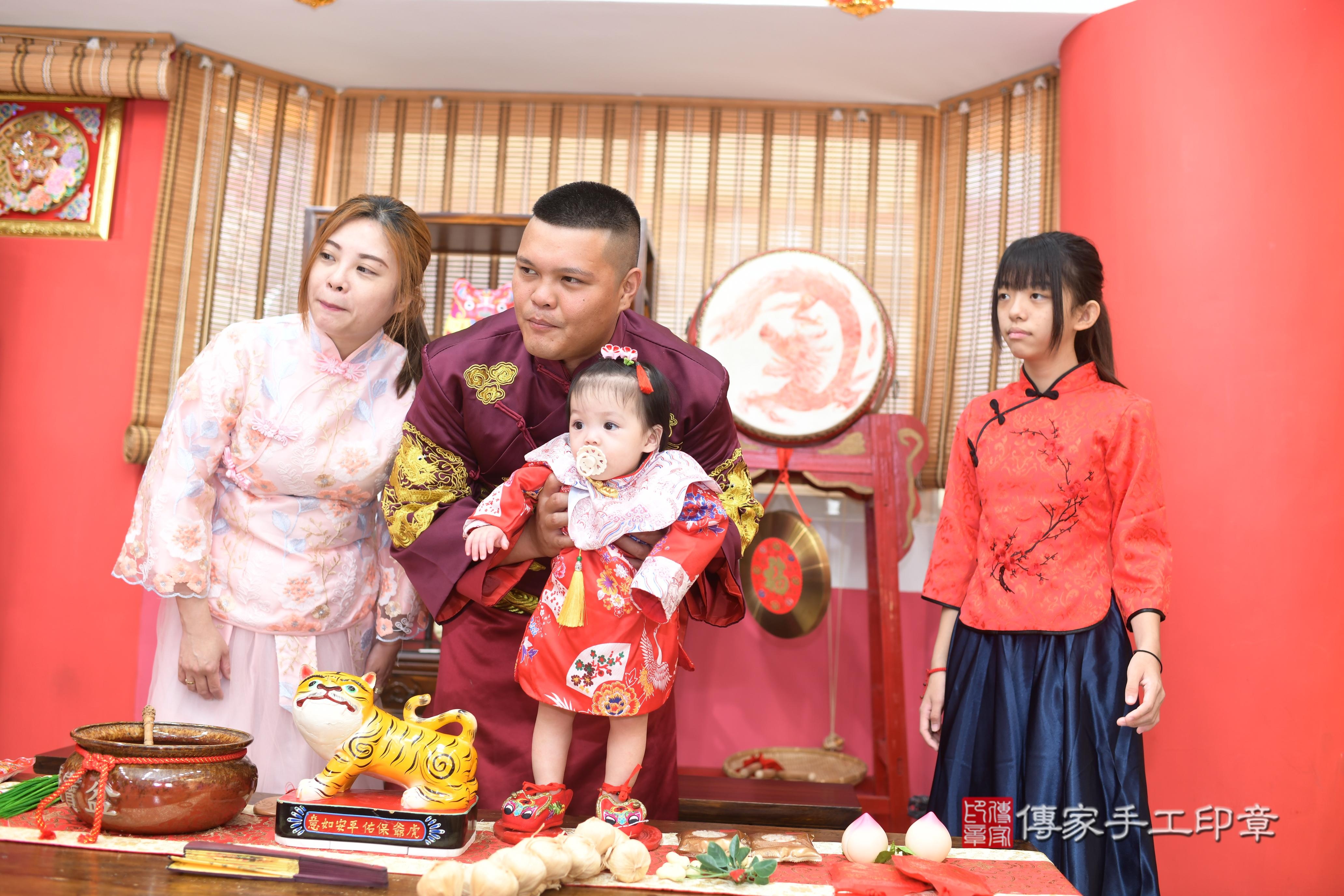 傳家手工印章高雄店、抓周、度脺、中國風會場、傳家嬰兒古禮、吉祥話、抓周道具物品24種、拍照。抓周證書。寶寶抓周、滿周歲、生日快樂、祝福