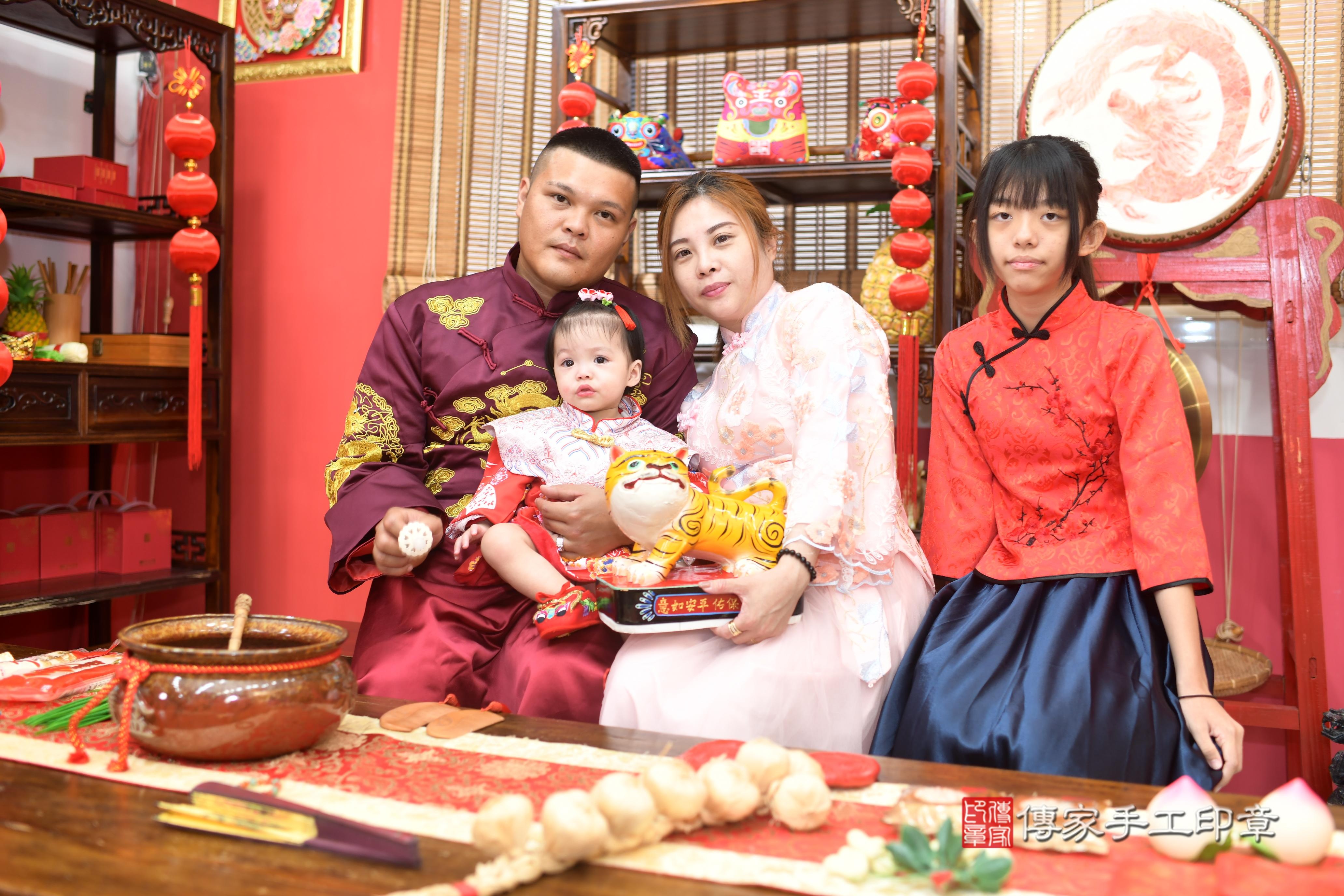 傳家手工印章高雄店、抓周、度脺、中國風會場、傳家嬰兒古禮、吉祥話、抓周道具物品24種、拍照。抓周證書。寶寶抓周、滿周歲、生日快樂、祝福
