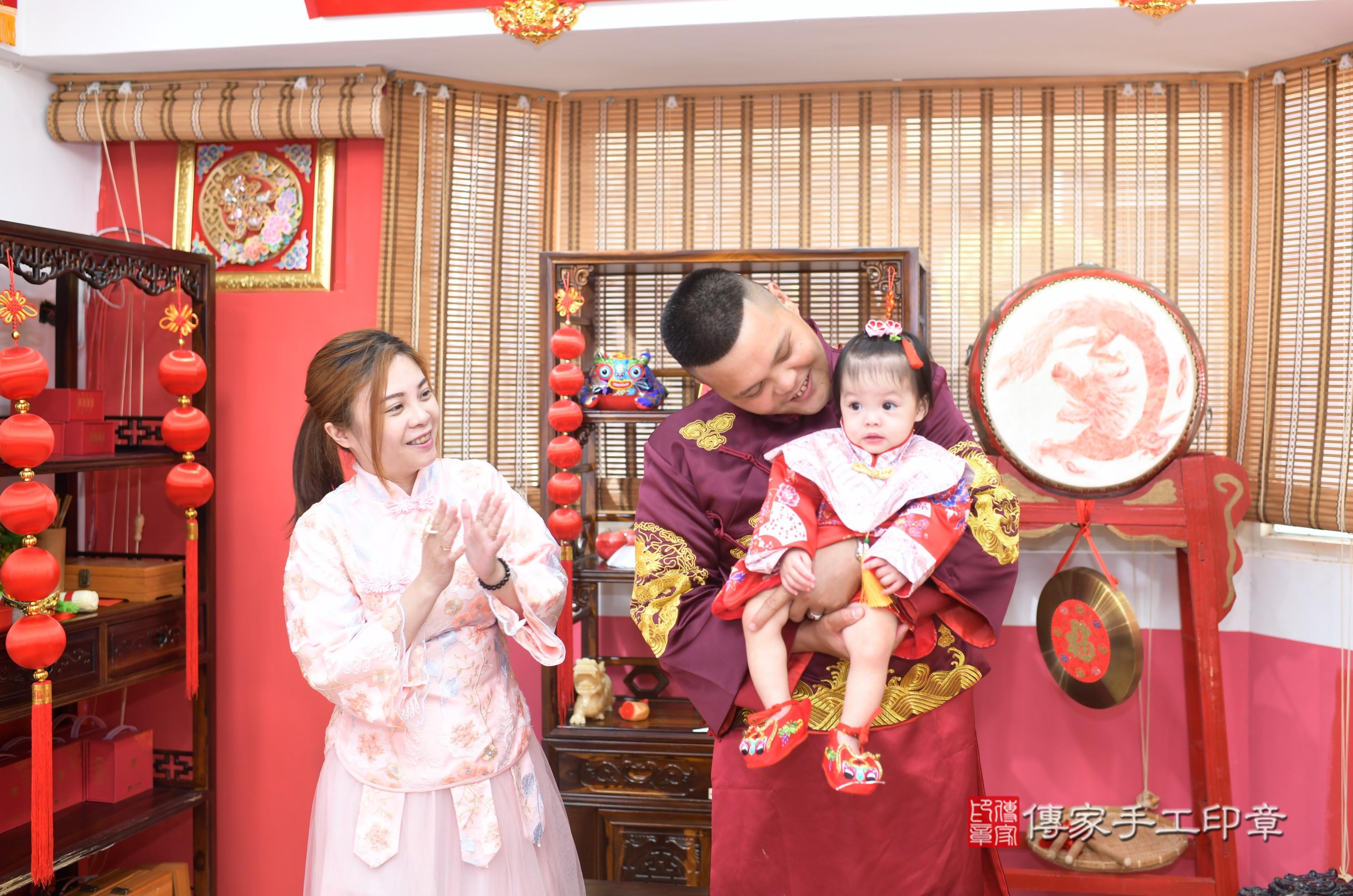 傳家手工印章高雄店、抓周、度脺、中國風會場、傳家嬰兒古禮、吉祥話、抓周道具物品24種、拍照。抓周證書。寶寶抓周、滿周歲、生日快樂、祝福