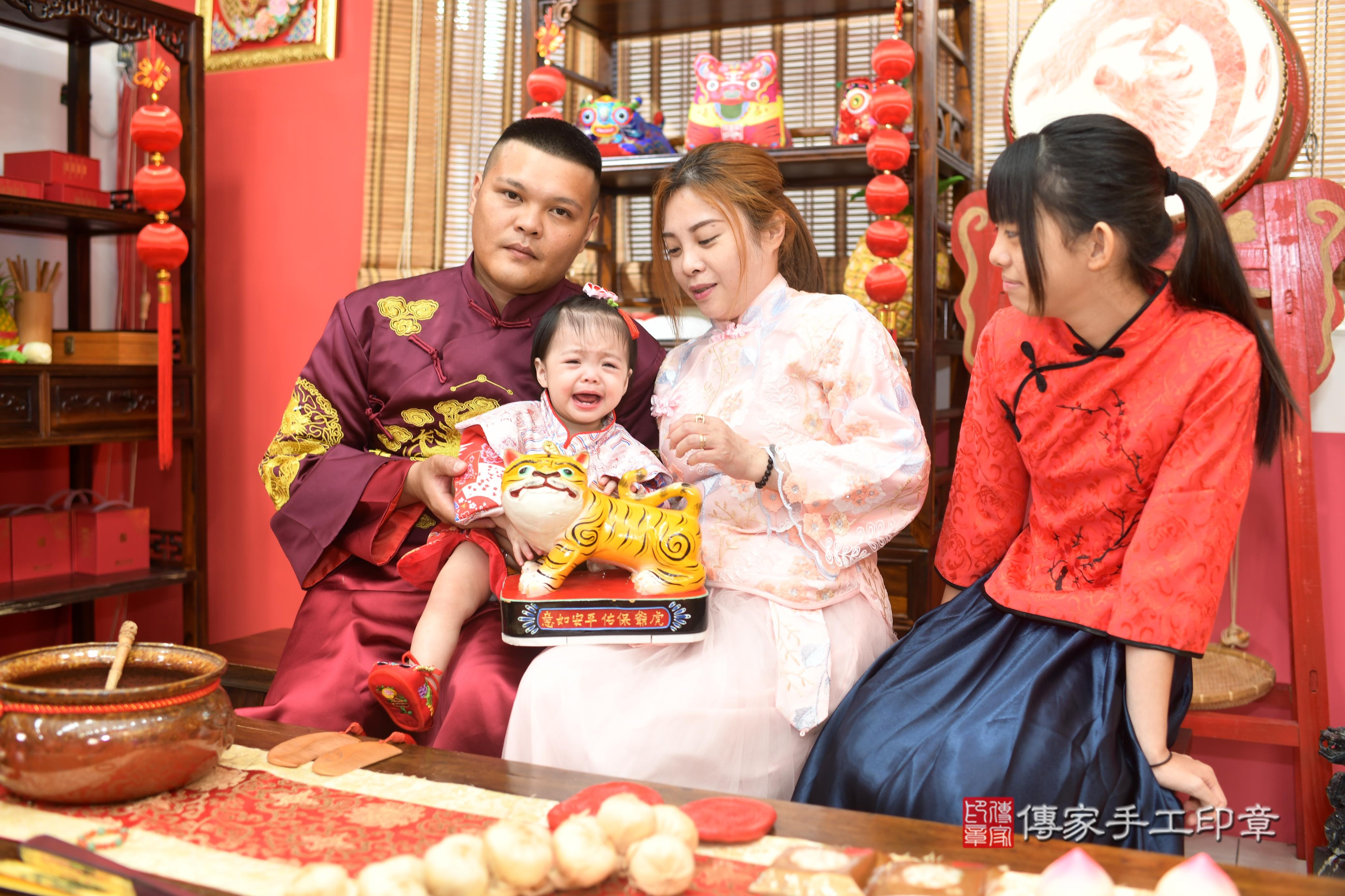 傳家手工印章高雄店、抓周、度脺、中國風會場、傳家嬰兒古禮、吉祥話、抓周道具物品24種、拍照。抓周證書。寶寶抓周、滿周歲、生日快樂、祝福