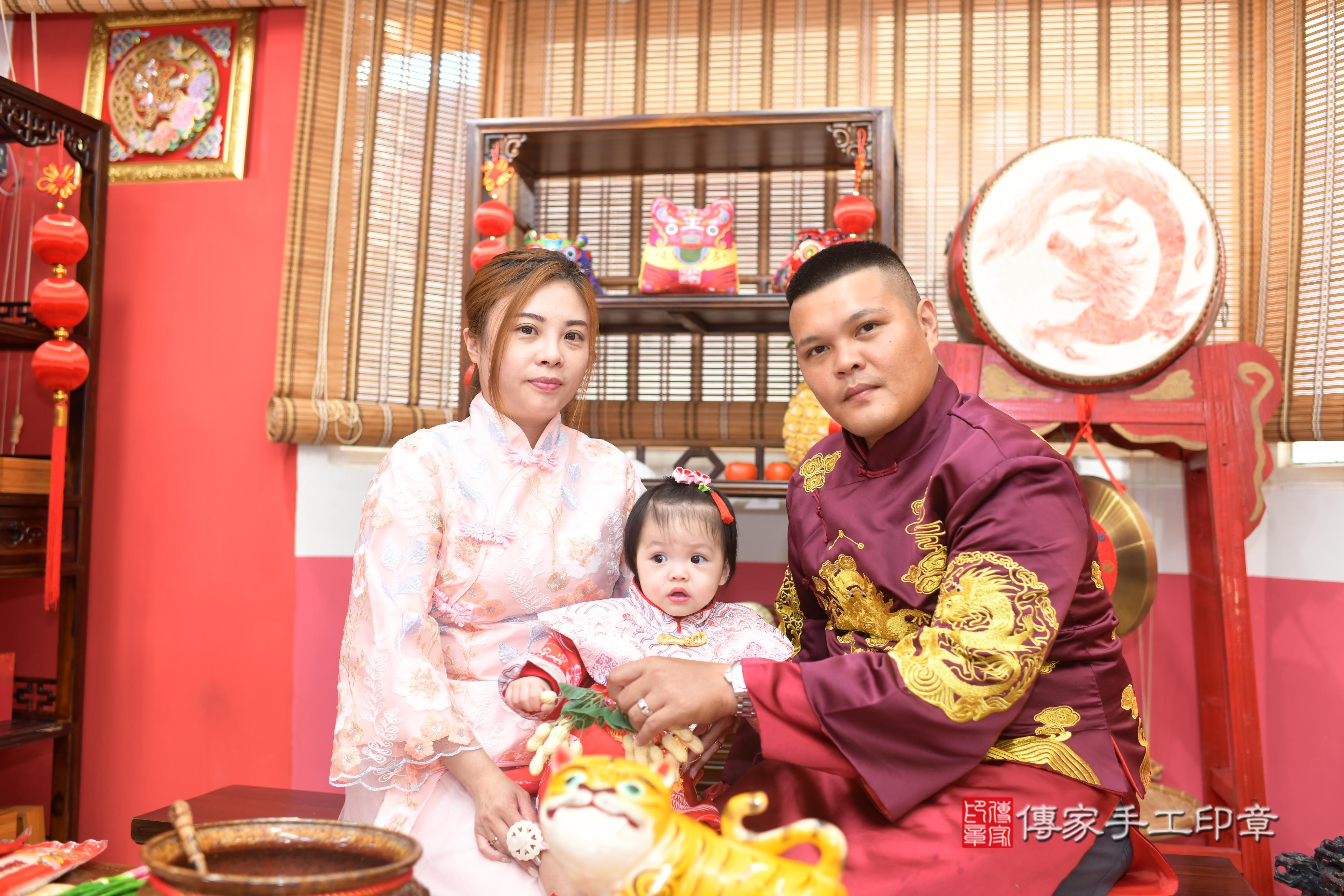 傳家手工印章高雄店、抓周、度脺、中國風會場、傳家嬰兒古禮、吉祥話、抓周道具物品24種、拍照。抓周證書。寶寶抓周、滿周歲、生日快樂、祝福