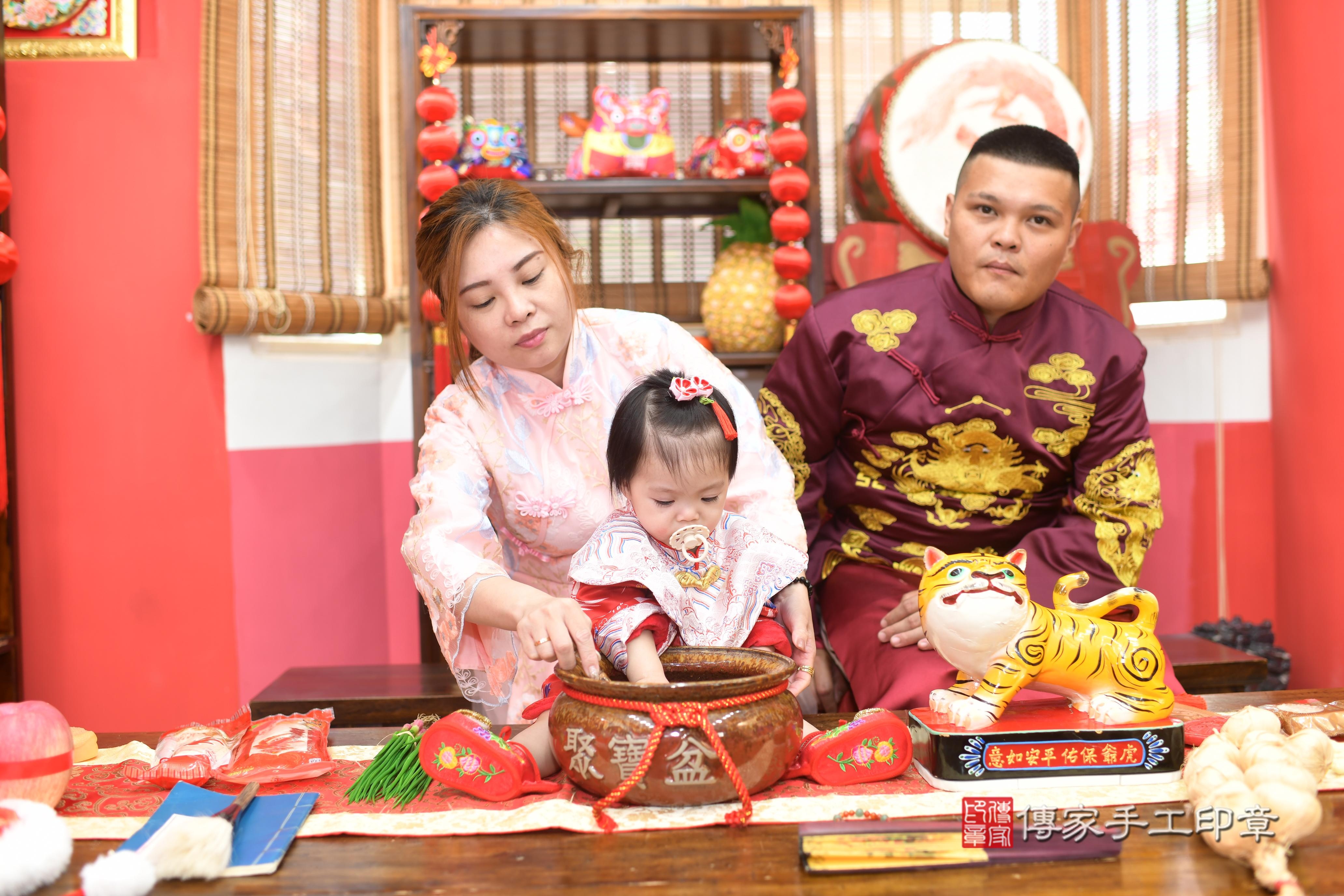 傳家手工印章高雄店、抓周、度脺、中國風會場、傳家嬰兒古禮、吉祥話、抓周道具物品24種、拍照。抓周證書。寶寶抓周、滿周歲、生日快樂、祝福