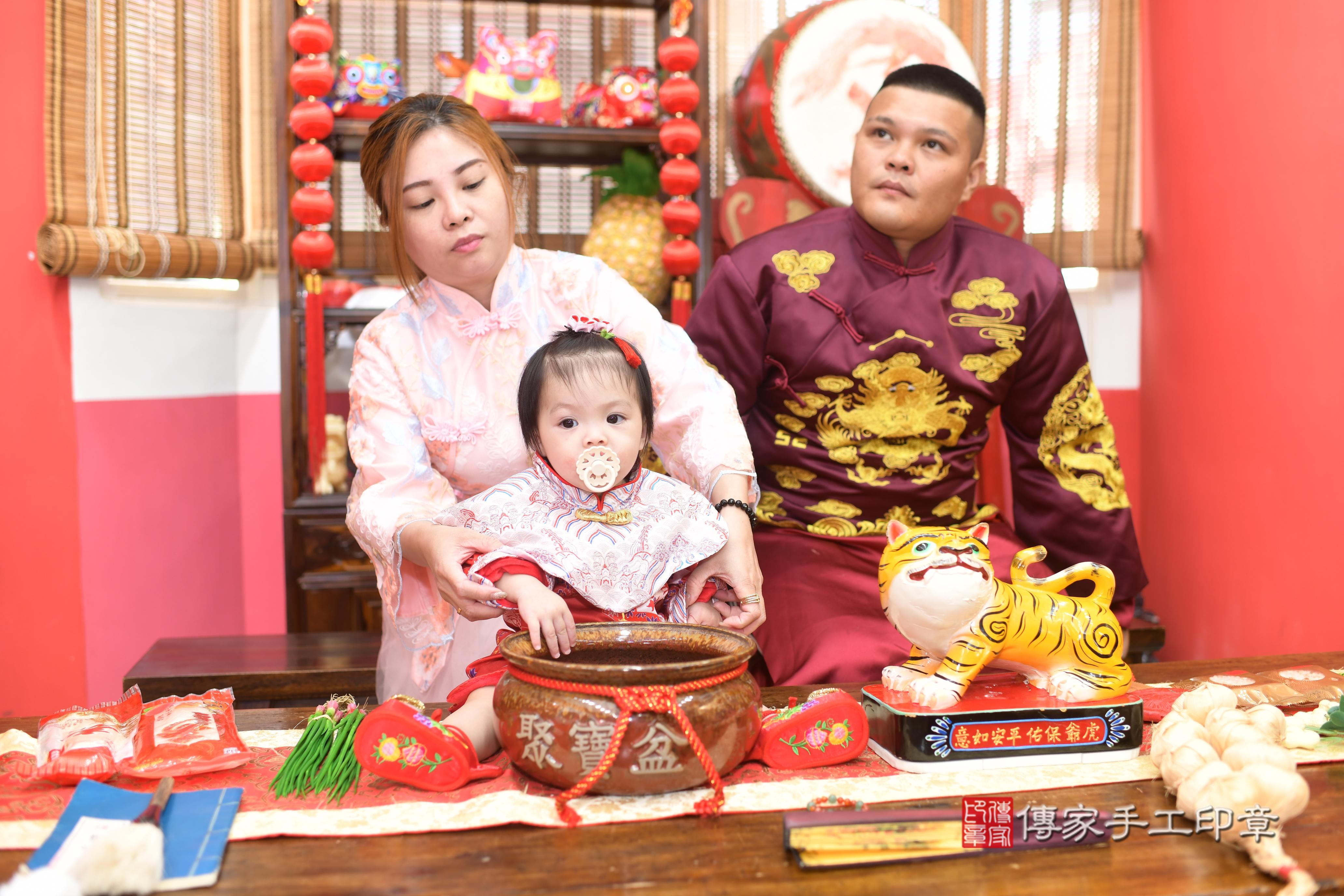 傳家手工印章高雄店、抓周、度脺、中國風會場、傳家嬰兒古禮、吉祥話、抓周道具物品24種、拍照。抓周證書。寶寶抓周、滿周歲、生日快樂、祝福