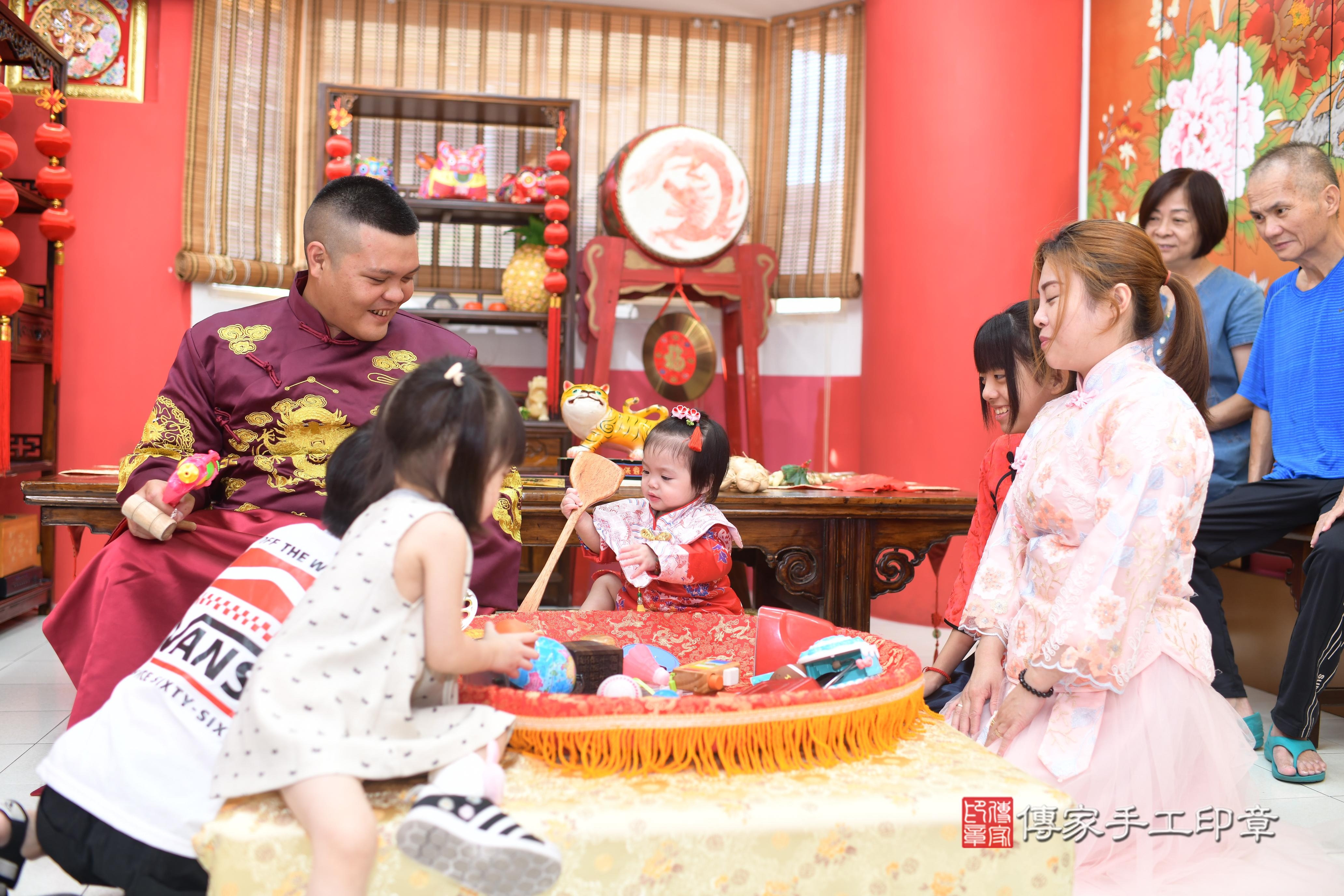 傳家手工印章高雄店、抓周、度脺、中國風會場、傳家嬰兒古禮、吉祥話、抓周道具物品24種、拍照。抓周證書。寶寶抓周、滿周歲、生日快樂、祝福