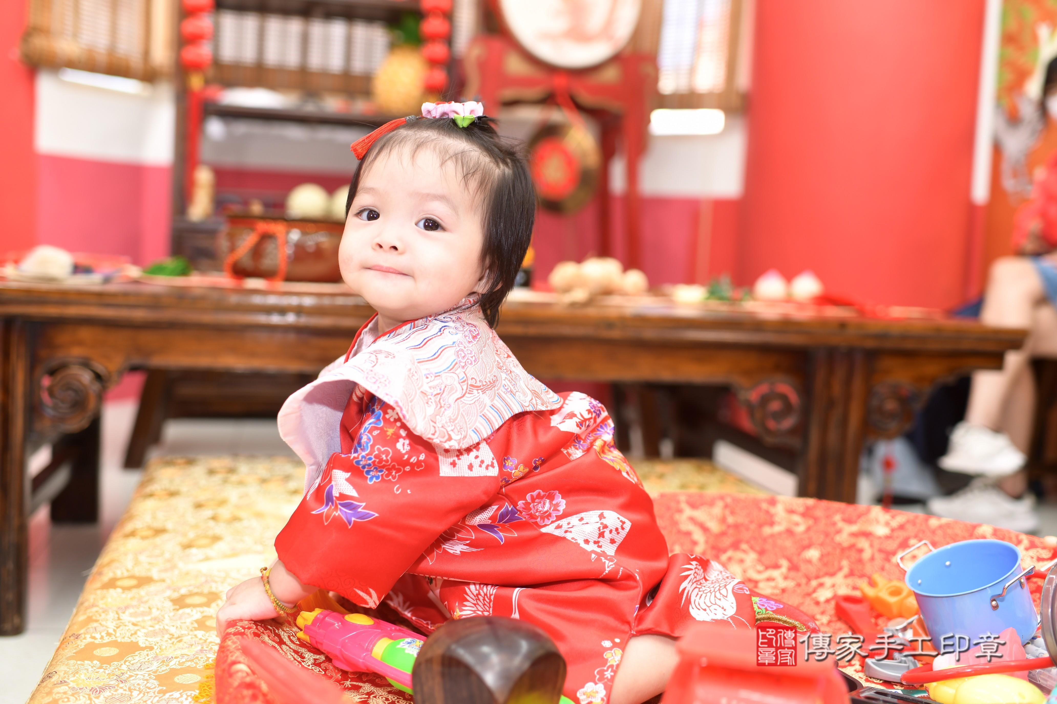 傳家手工印章高雄店、抓周、度脺、中國風會場、傳家嬰兒古禮、吉祥話、抓周道具物品24種、拍照。抓周證書。寶寶抓周、滿周歲、生日快樂、祝福