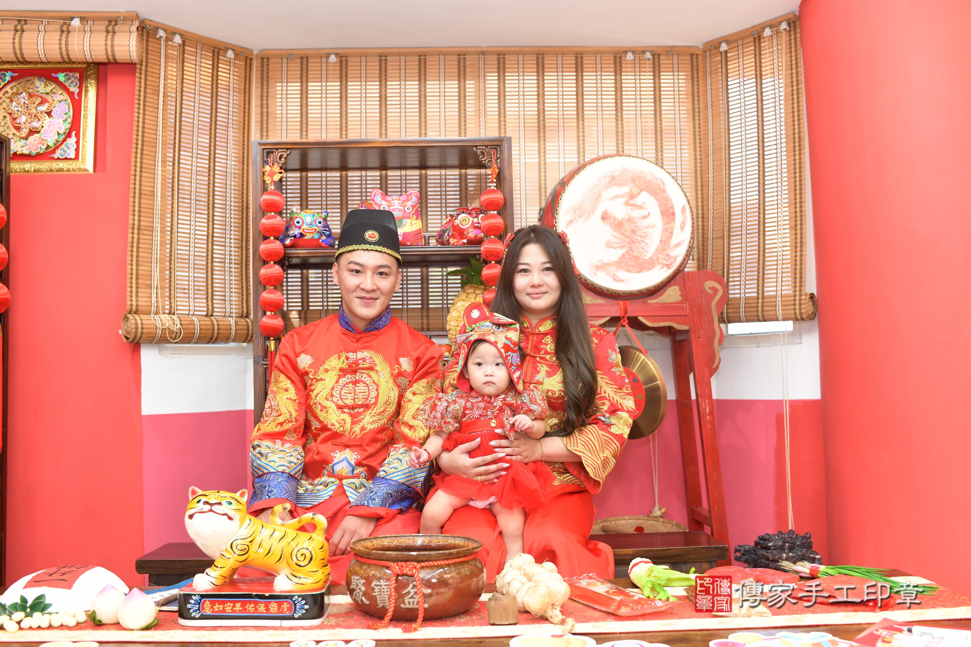 傳家手工印章高雄店、抓周、度脺、中國風會場、傳家嬰兒古禮、吉祥話、抓周道具物品24種、拍照。抓周證書。寶寶抓周、滿周歲、生日快樂、祝福