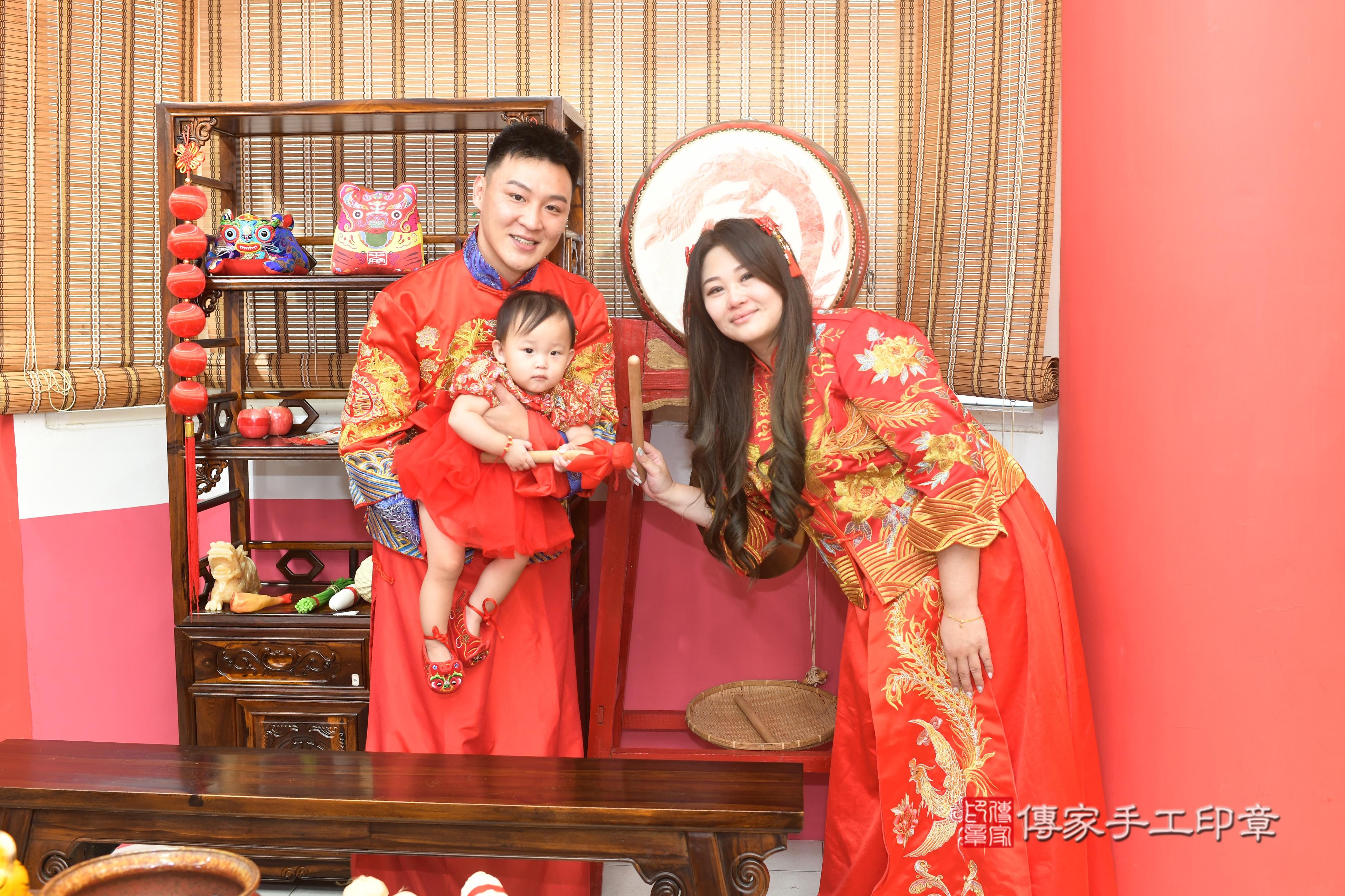 傳家手工印章高雄店、抓周、度脺、中國風會場、傳家嬰兒古禮、吉祥話、抓周道具物品24種、拍照。抓周證書。寶寶抓周、滿周歲、生日快樂、祝福