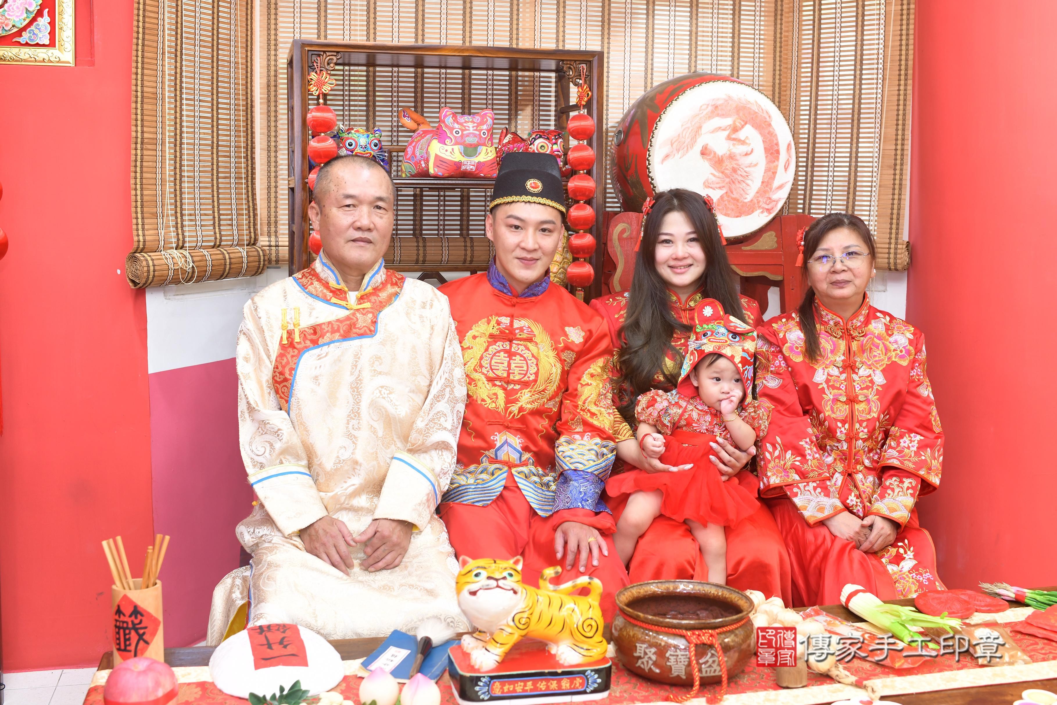 傳家手工印章高雄店、抓周、度脺、中國風會場、傳家嬰兒古禮、吉祥話、抓周道具物品24種、拍照。抓周證書。寶寶抓周、滿周歲、生日快樂、祝福