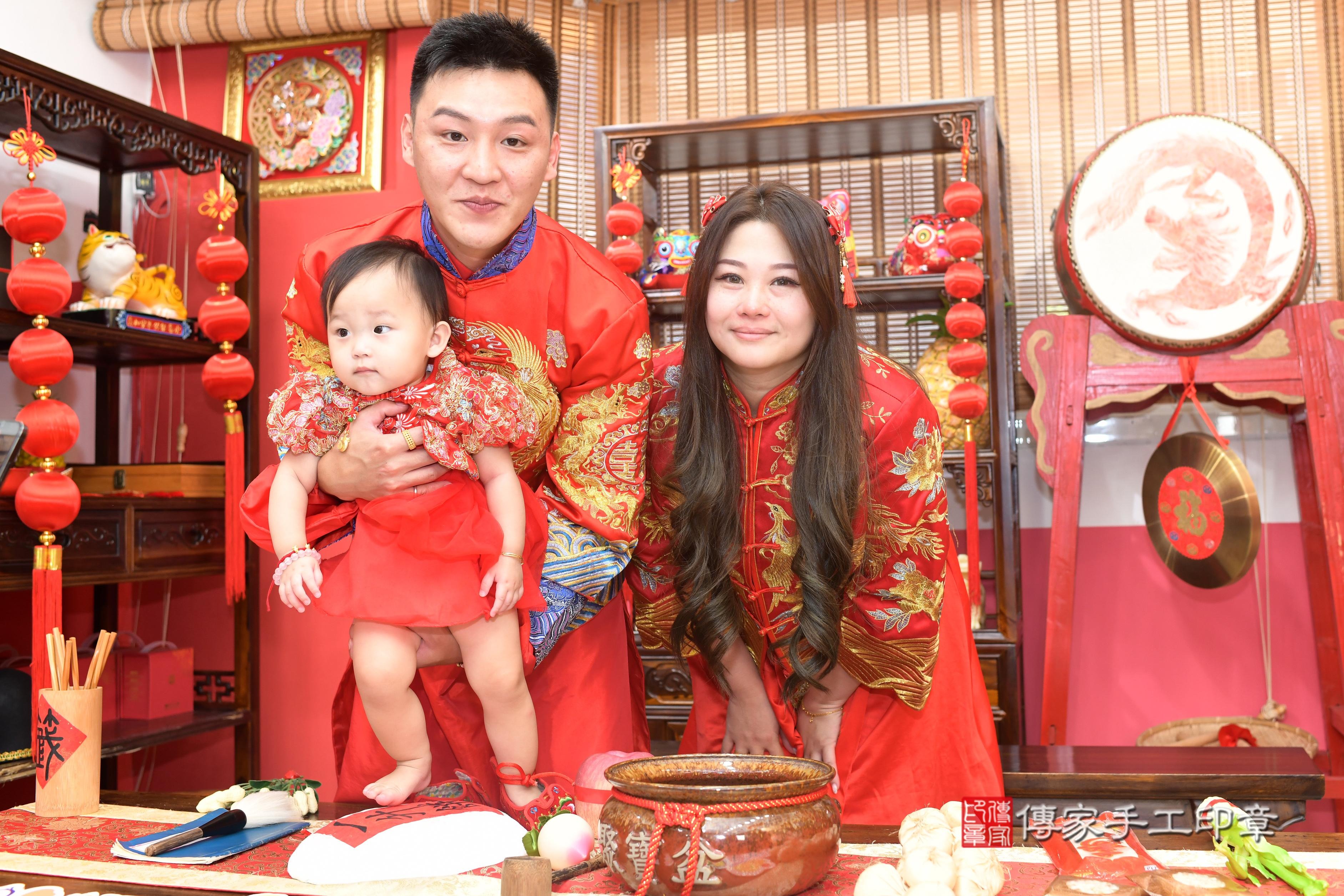 傳家手工印章高雄店、抓周、度脺、中國風會場、傳家嬰兒古禮、吉祥話、抓周道具物品24種、拍照。抓周證書。寶寶抓周、滿周歲、生日快樂、祝福