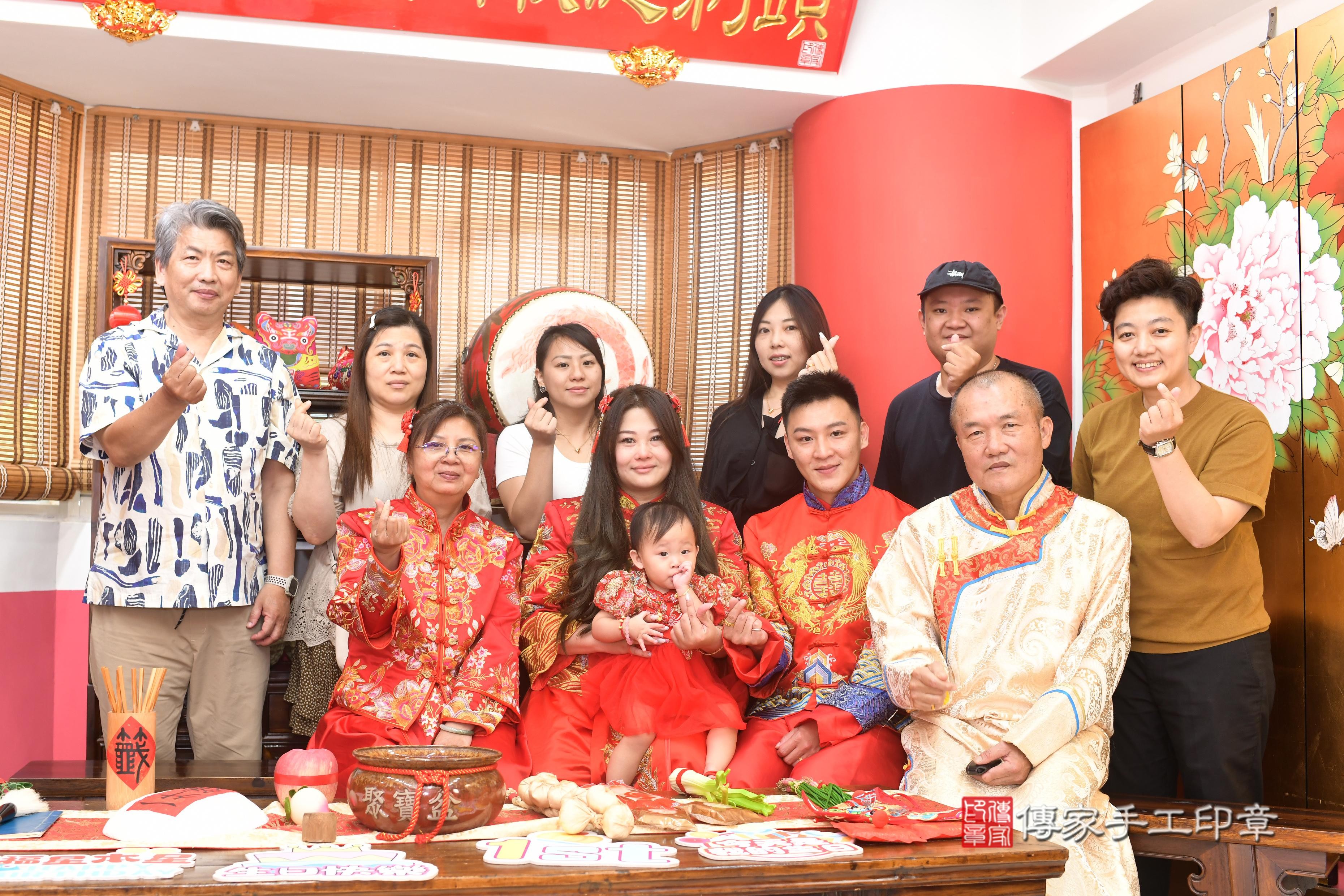 傳家手工印章高雄店、抓周、度脺、中國風會場、傳家嬰兒古禮、吉祥話、抓周道具物品24種、拍照。抓周證書。寶寶抓周、滿周歲、生日快樂、祝福