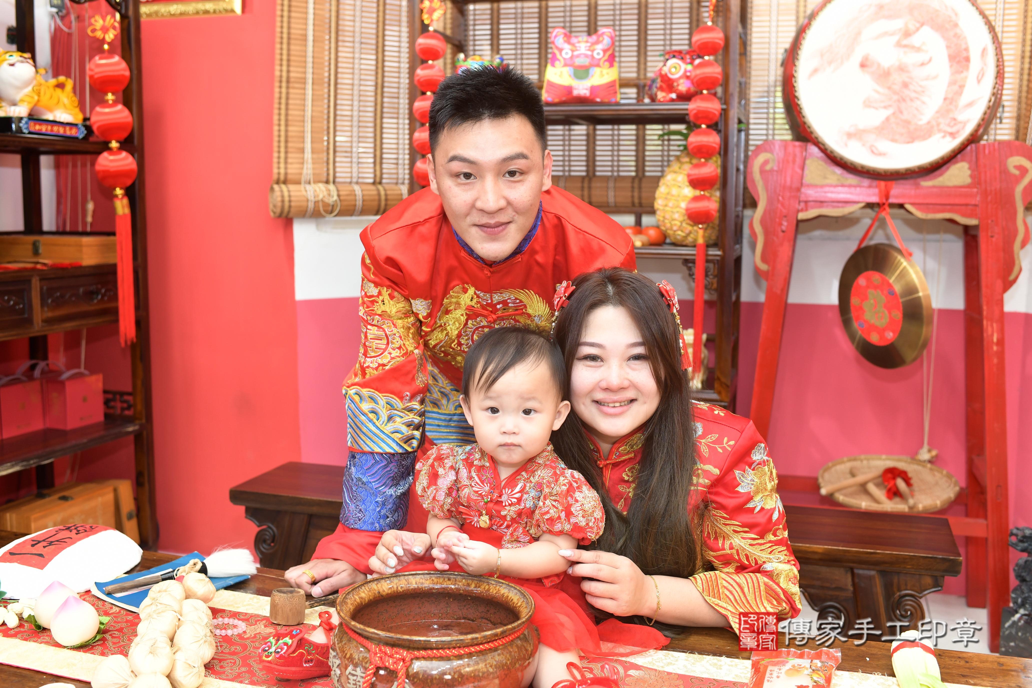 傳家手工印章高雄店、抓周、度脺、中國風會場、傳家嬰兒古禮、吉祥話、抓周道具物品24種、拍照。抓周證書。寶寶抓周、滿周歲、生日快樂、祝福