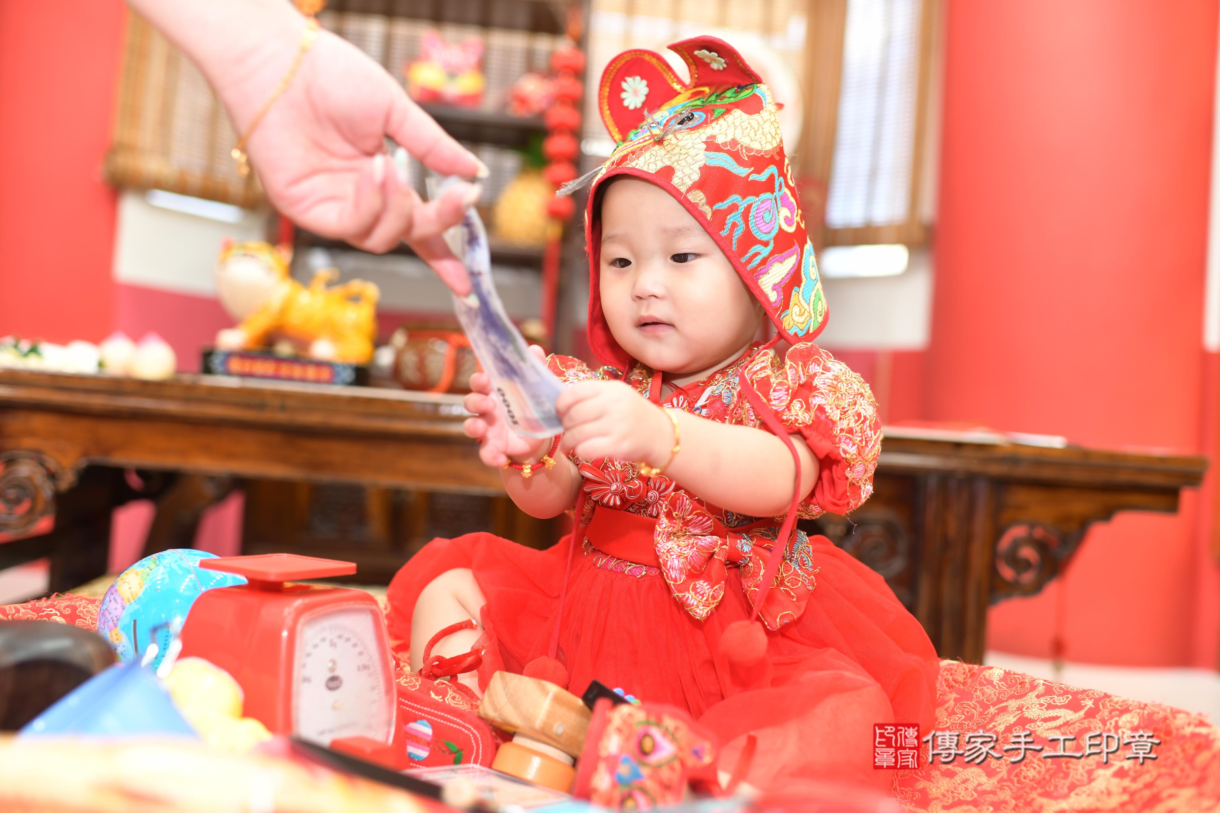 傳家手工印章高雄店、抓周、度脺、中國風會場、傳家嬰兒古禮、吉祥話、抓周道具物品24種、拍照。抓周證書。寶寶抓周、滿周歲、生日快樂、祝福