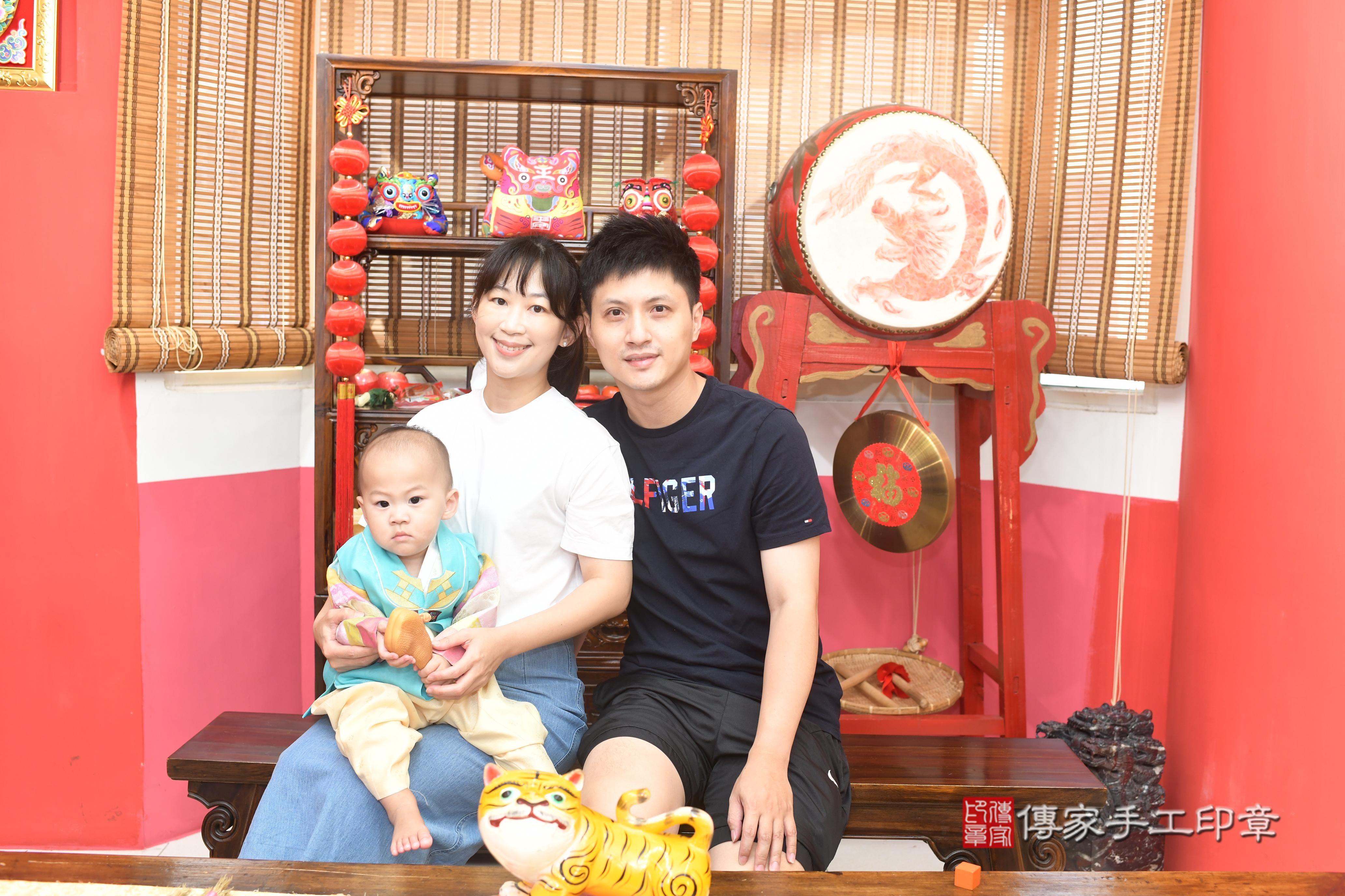 傳家手工印章高雄店、抓周、度脺、中國風會場、傳家嬰兒古禮、吉祥話、抓周道具物品24種、拍照。抓周證書。寶寶抓周、滿周歲、生日快樂、祝福