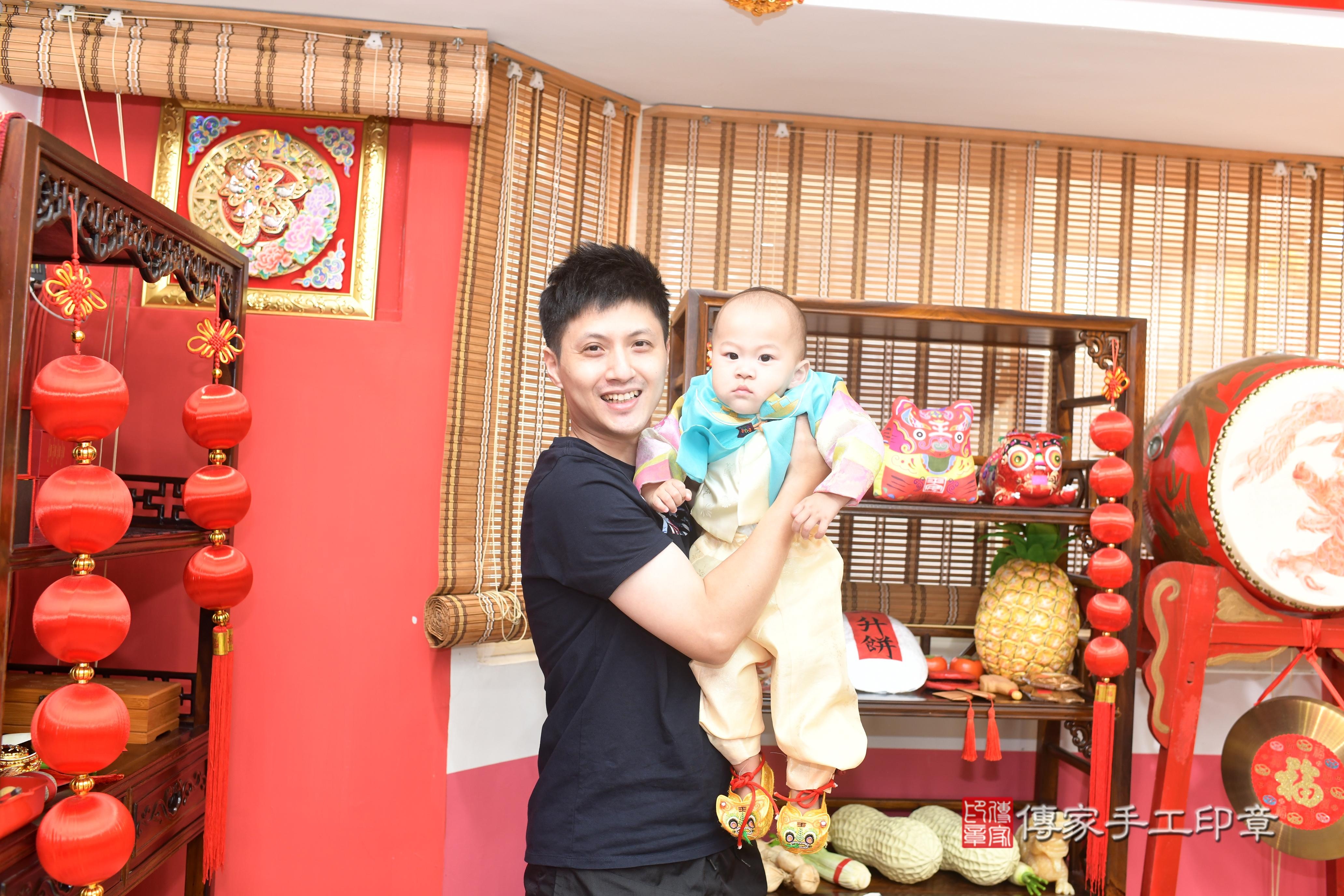 傳家手工印章高雄店、抓周、度脺、中國風會場、傳家嬰兒古禮、吉祥話、抓周道具物品24種、拍照。抓周證書。寶寶抓周、滿周歲、生日快樂、祝福