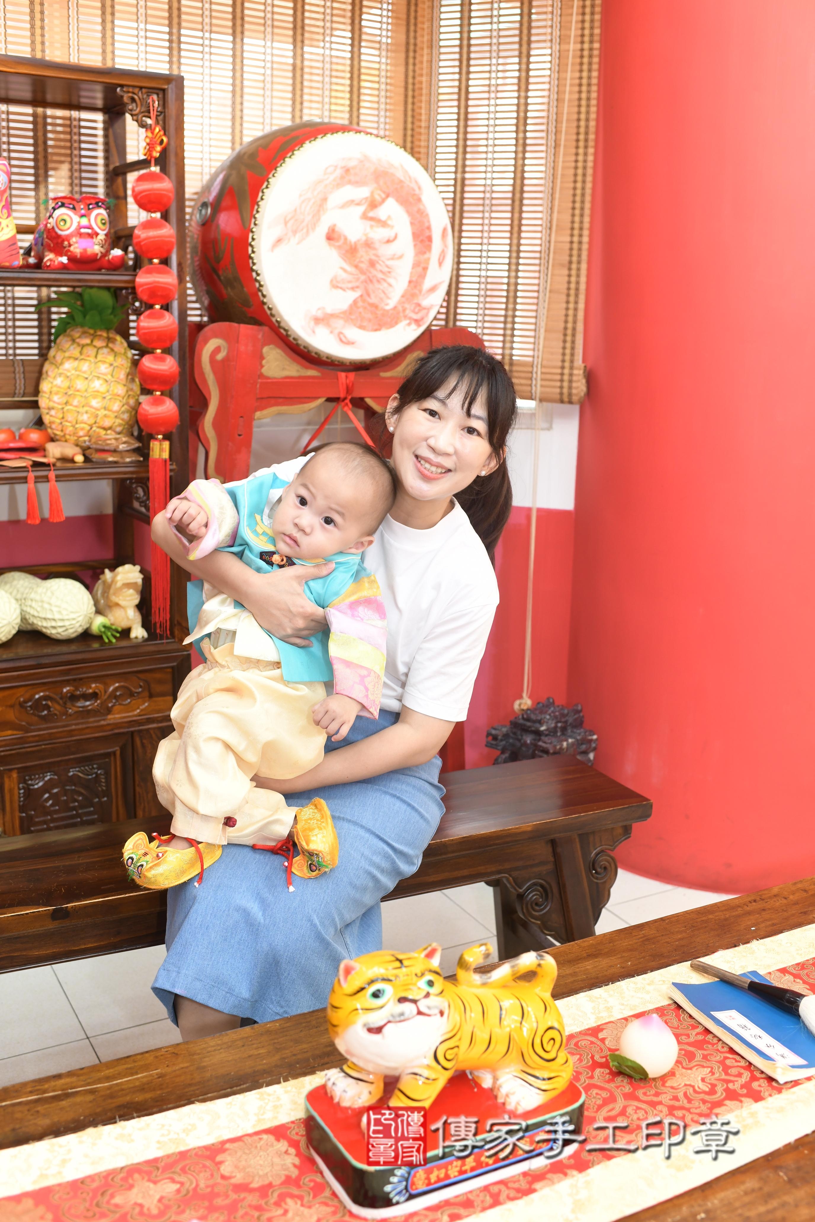 傳家手工印章高雄店、抓周、度脺、中國風會場、傳家嬰兒古禮、吉祥話、抓周道具物品24種、拍照。抓周證書。寶寶抓周、滿周歲、生日快樂、祝福