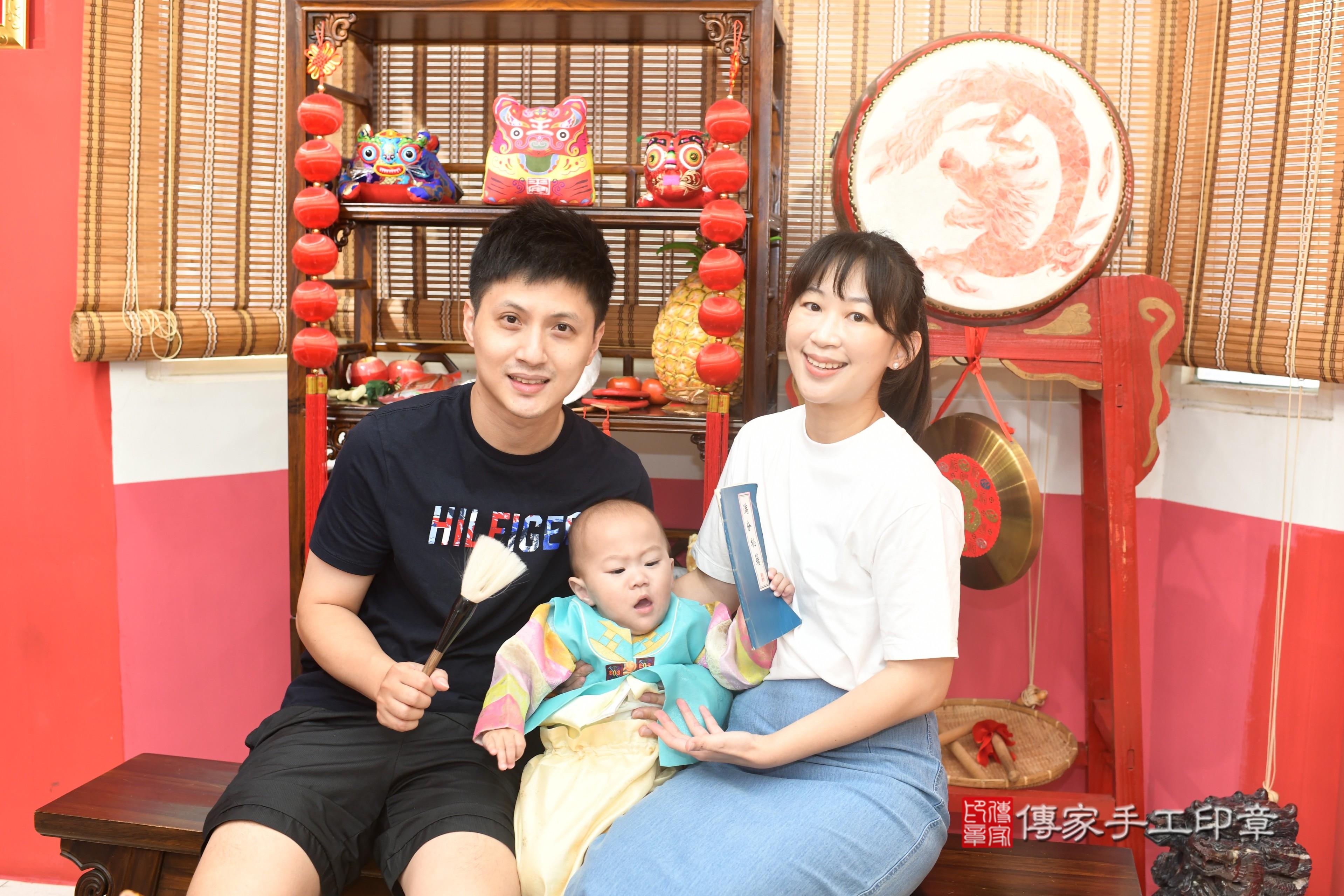 傳家手工印章高雄店、抓周、度脺、中國風會場、傳家嬰兒古禮、吉祥話、抓周道具物品24種、拍照。抓周證書。寶寶抓周、滿周歲、生日快樂、祝福