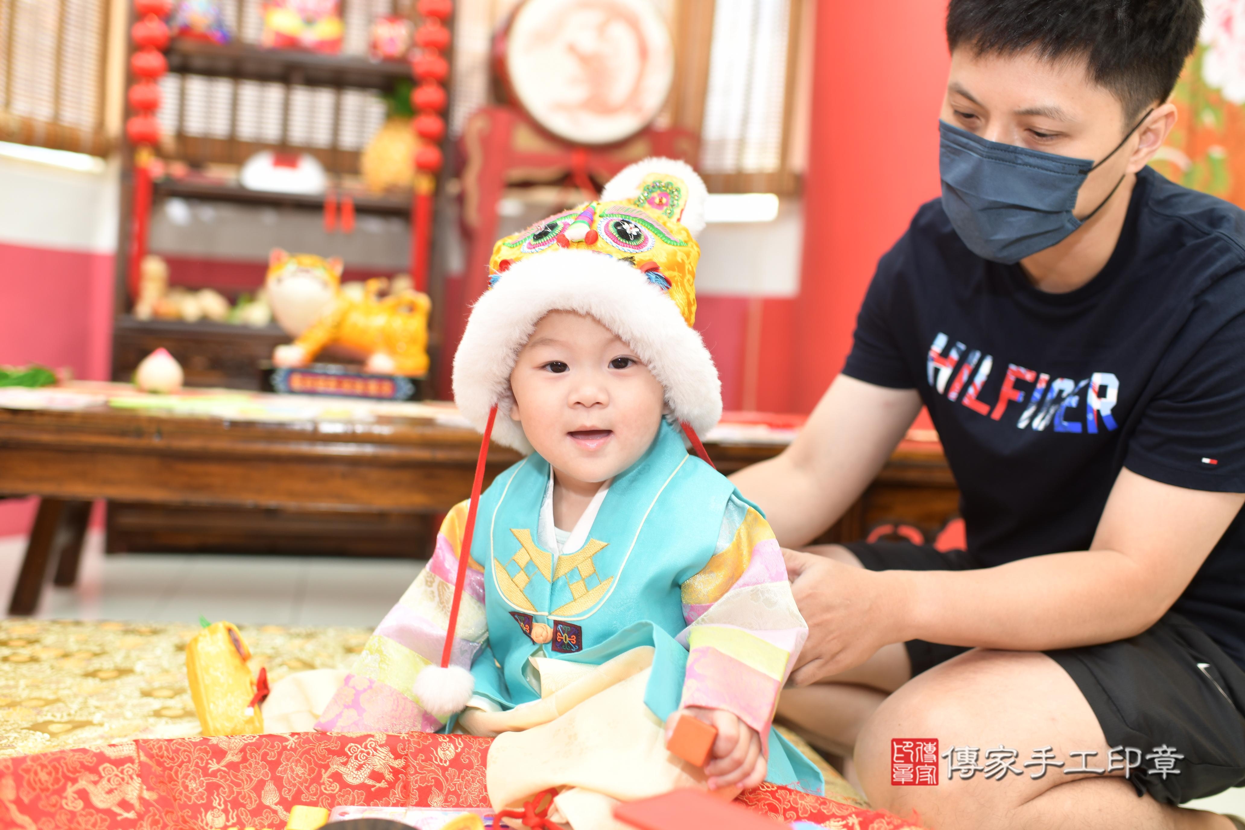 傳家手工印章高雄店、抓周、度脺、中國風會場、傳家嬰兒古禮、吉祥話、抓周道具物品24種、拍照。抓周證書。寶寶抓周、滿周歲、生日快樂、祝福