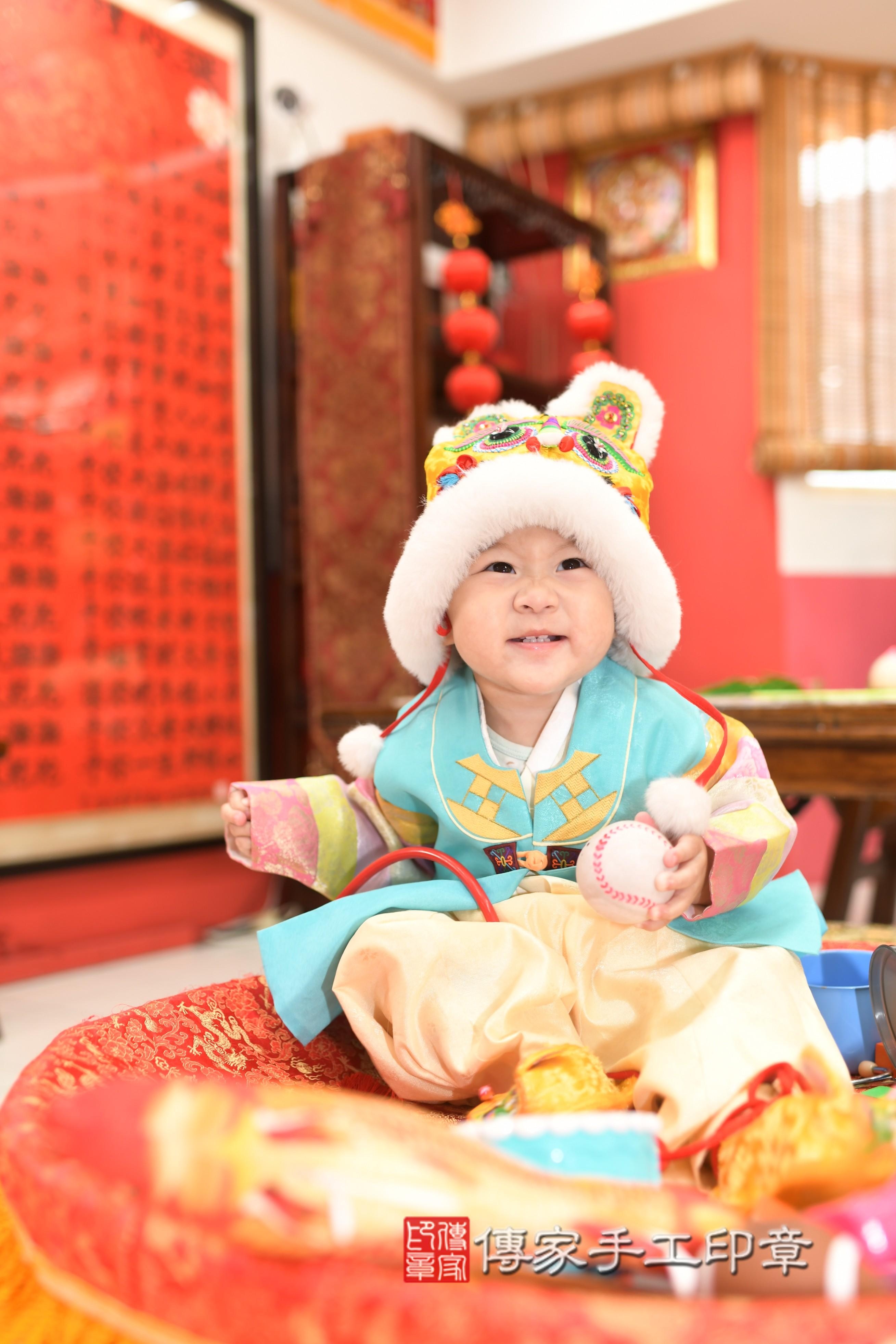 傳家手工印章高雄店、抓周、度脺、中國風會場、傳家嬰兒古禮、吉祥話、抓周道具物品24種、拍照。抓周證書。寶寶抓周、滿周歲、生日快樂、祝福