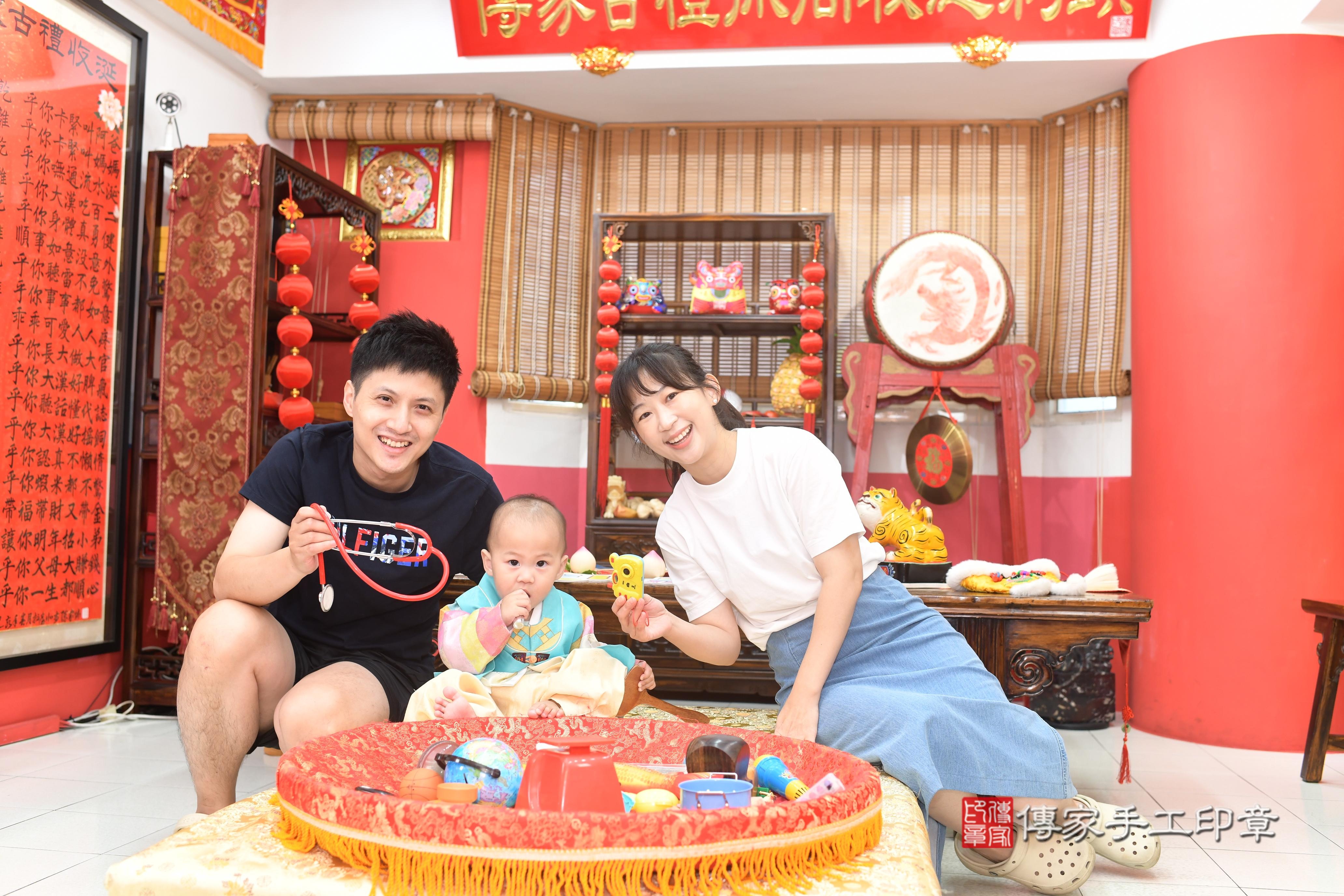 傳家手工印章高雄店、抓周、度脺、中國風會場、傳家嬰兒古禮、吉祥話、抓周道具物品24種、拍照。抓周證書。寶寶抓周、滿周歲、生日快樂、祝福