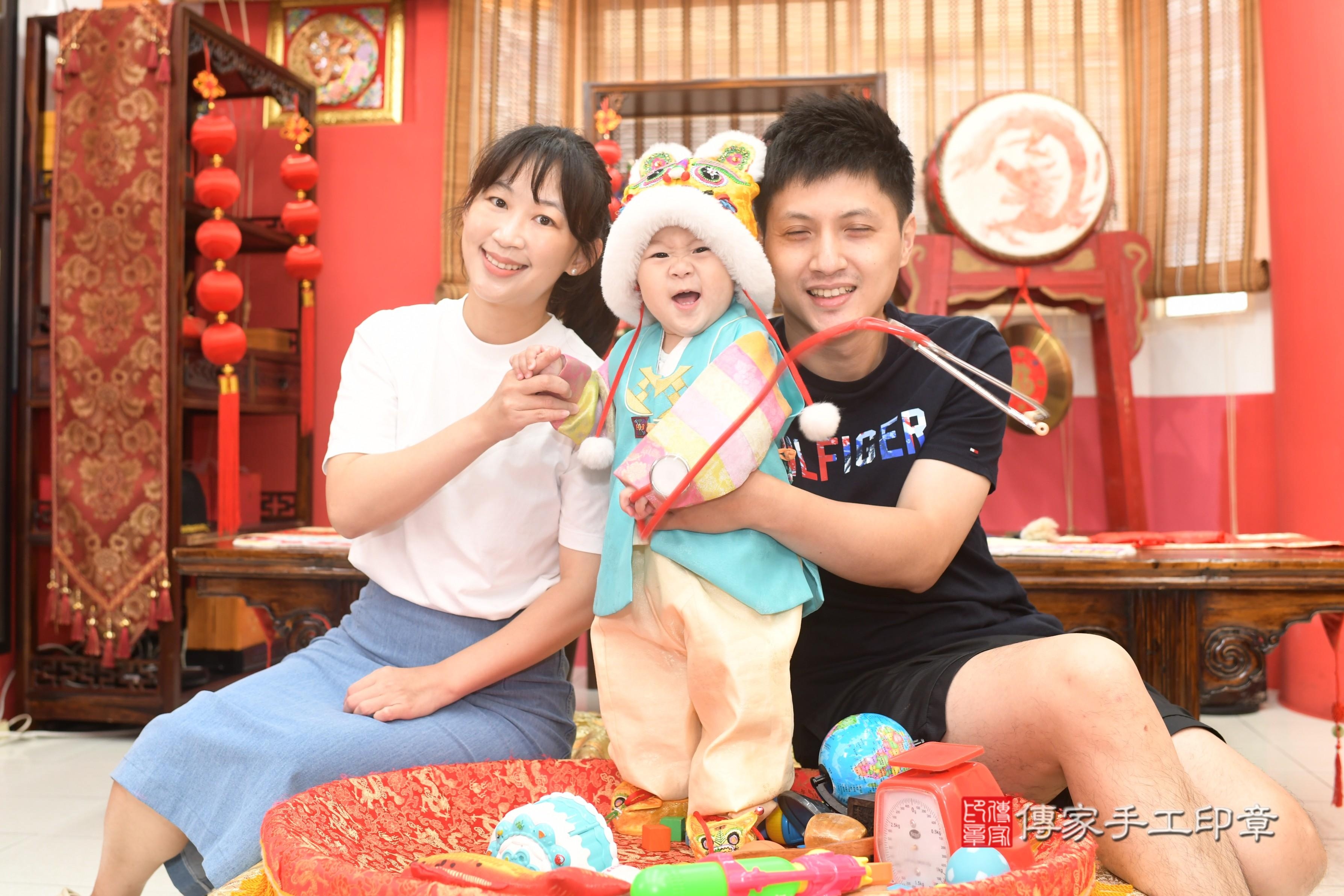 傳家手工印章高雄店、抓周、度脺、中國風會場、傳家嬰兒古禮、吉祥話、抓周道具物品24種、拍照。抓周證書。寶寶抓周、滿周歲、生日快樂、祝福
