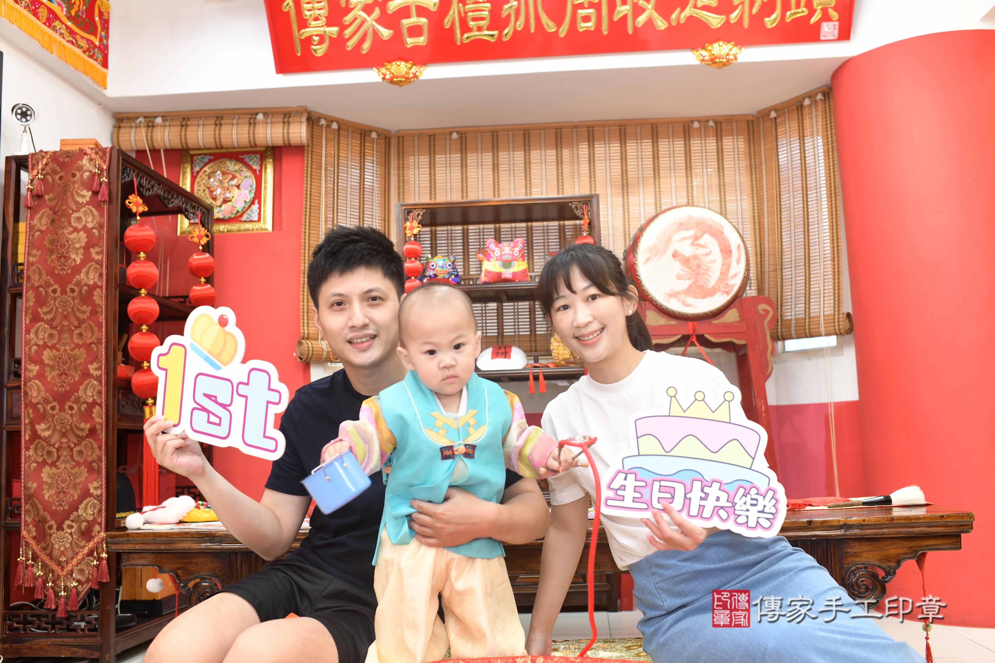 傳家手工印章高雄店、抓周、度脺、中國風會場、傳家嬰兒古禮、吉祥話、抓周道具物品24種、拍照。抓周證書。寶寶抓周、滿周歲、生日快樂、祝福