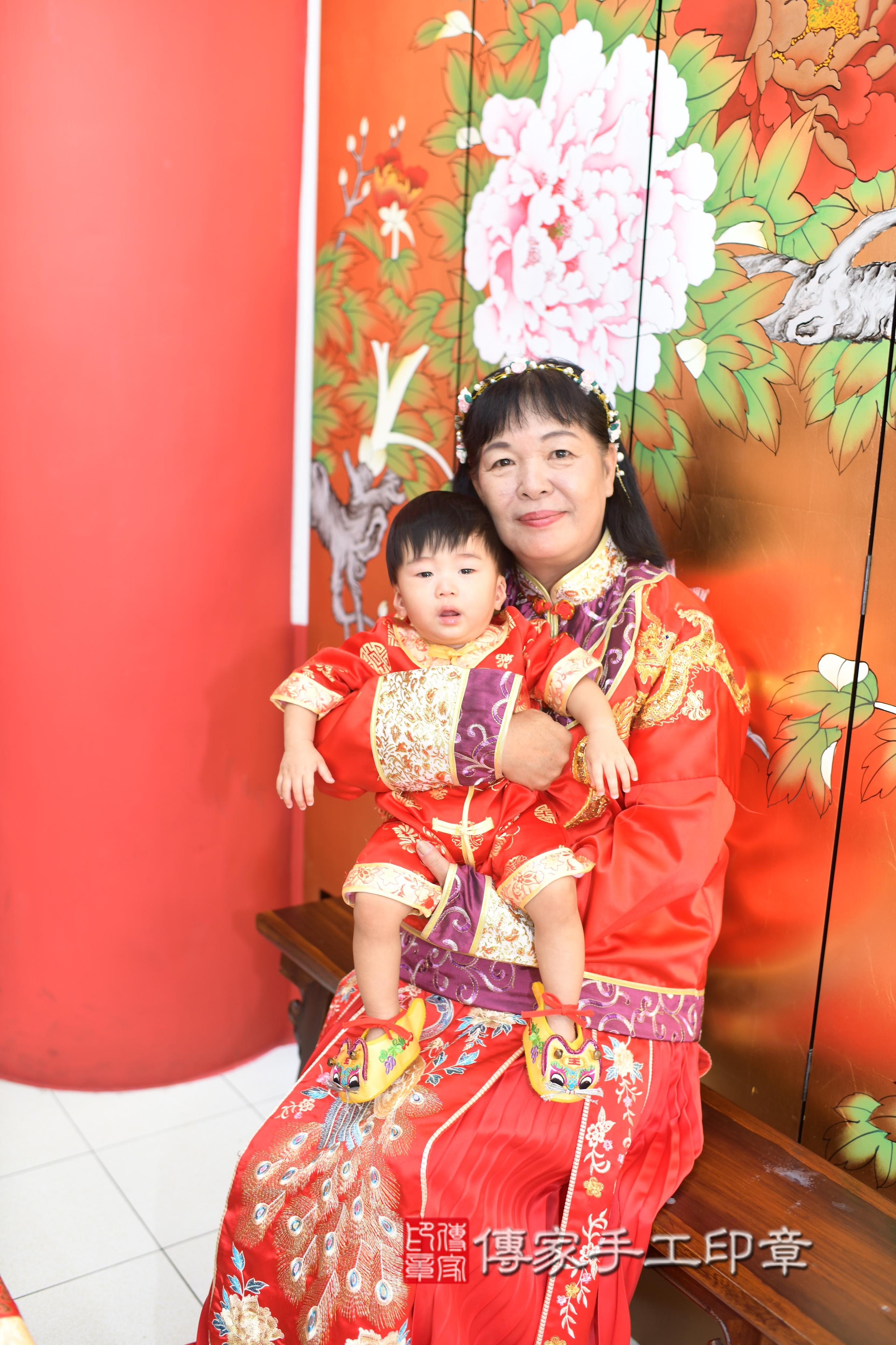 傳家手工印章高雄店、抓周、度脺、中國風會場、傳家嬰兒古禮、吉祥話、抓周道具物品24種、拍照。抓周證書。寶寶抓周、滿周歲、生日快樂、祝福