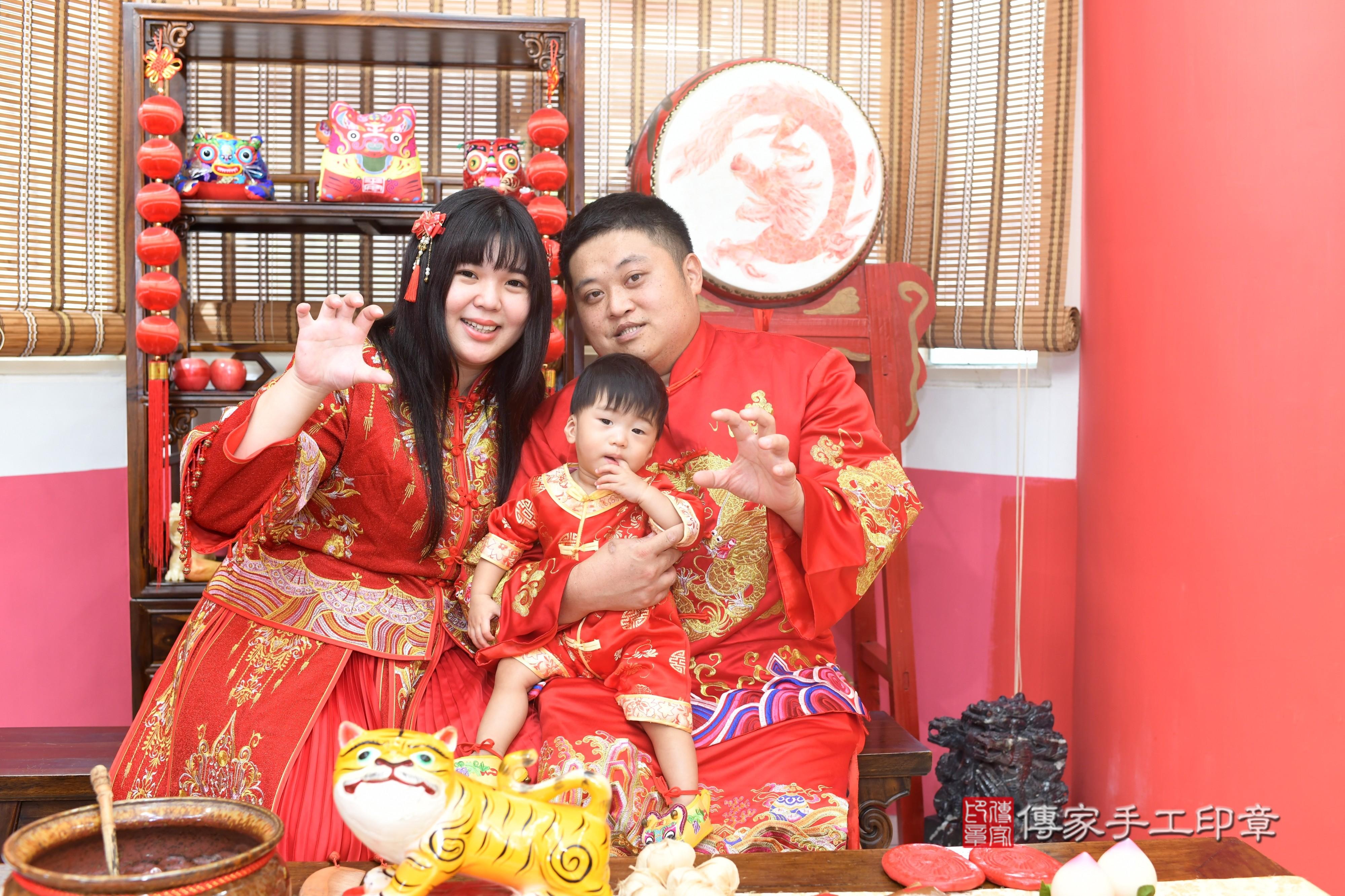 傳家手工印章高雄店、抓周、度脺、中國風會場、傳家嬰兒古禮、吉祥話、抓周道具物品24種、拍照。抓周證書。寶寶抓周、滿周歲、生日快樂、祝福