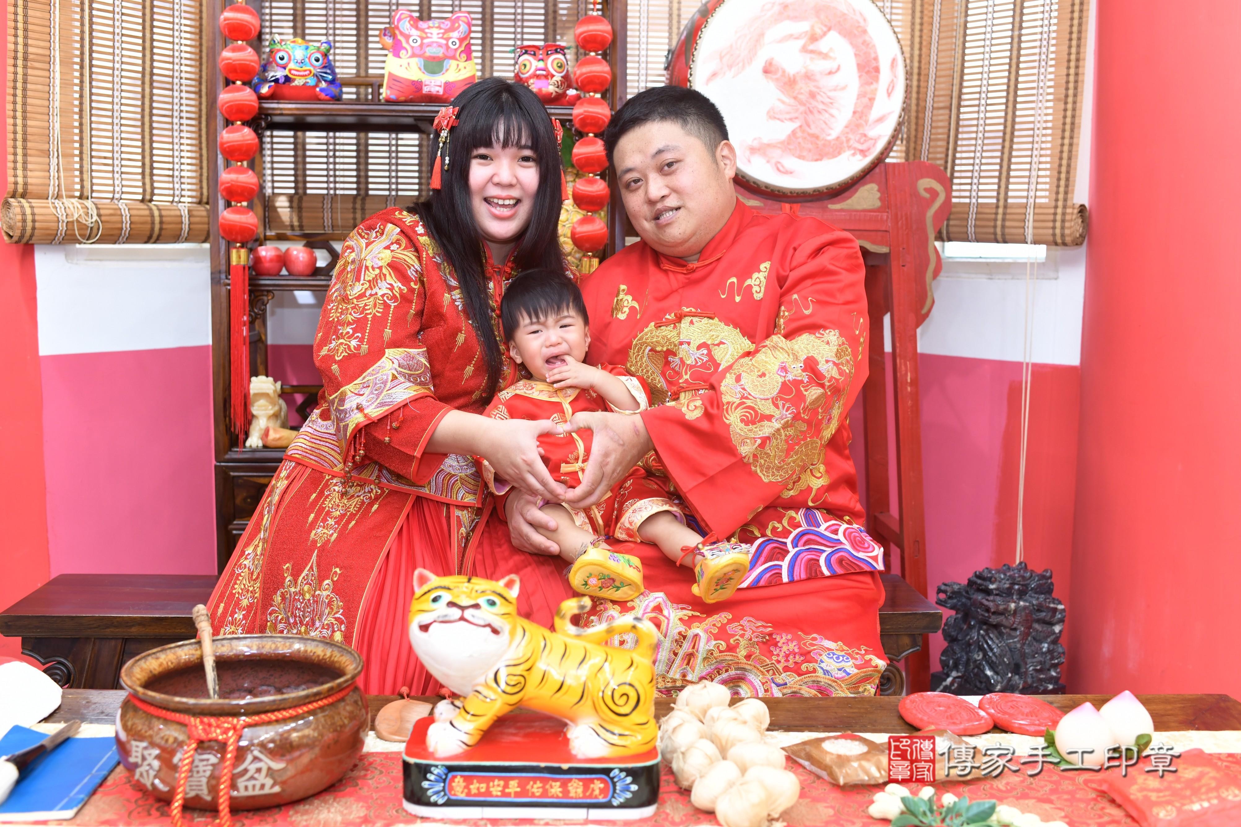 傳家手工印章高雄店、抓周、度脺、中國風會場、傳家嬰兒古禮、吉祥話、抓周道具物品24種、拍照。抓周證書。寶寶抓周、滿周歲、生日快樂、祝福