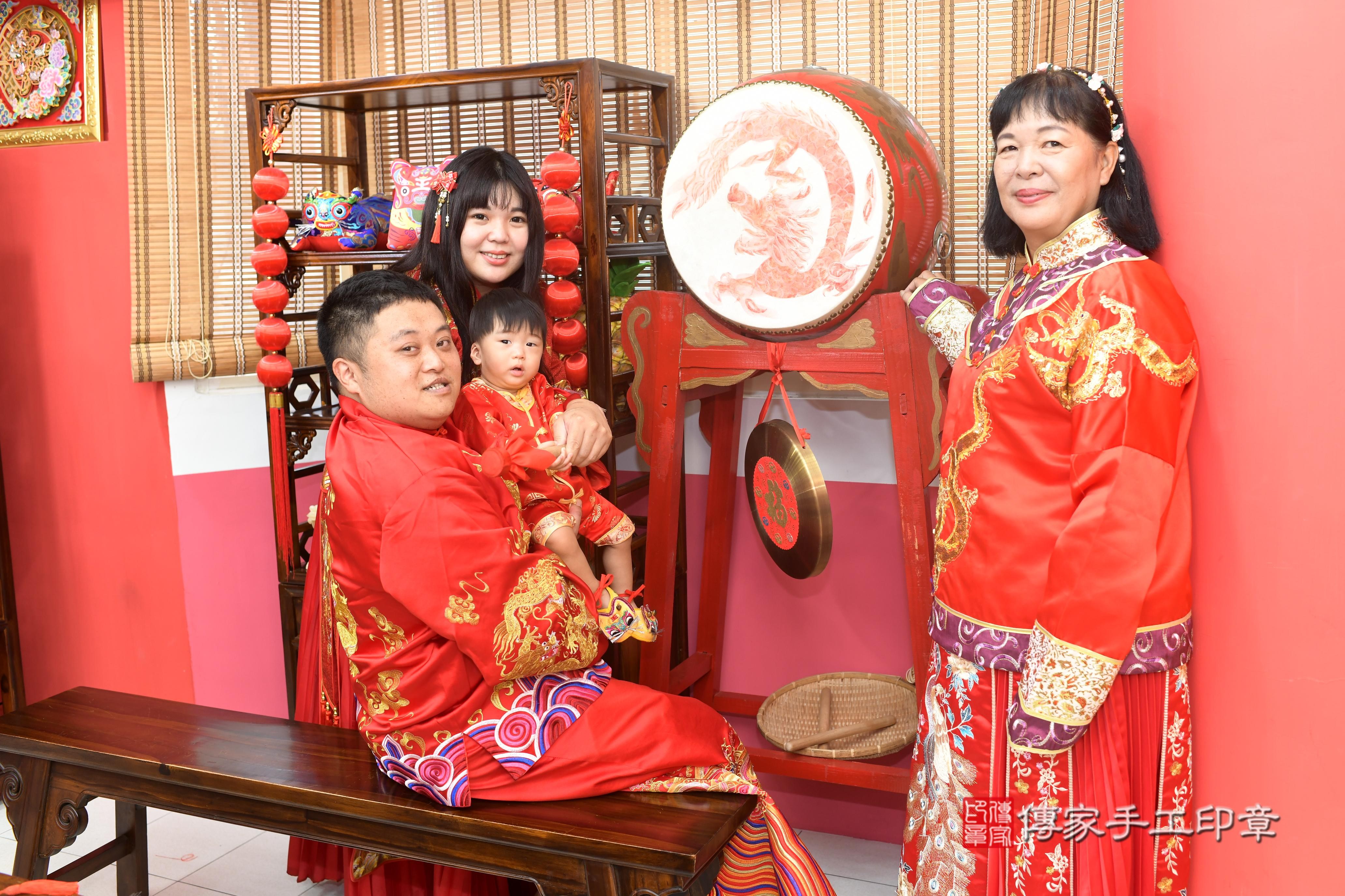 傳家手工印章高雄店、抓周、度脺、中國風會場、傳家嬰兒古禮、吉祥話、抓周道具物品24種、拍照。抓周證書。寶寶抓周、滿周歲、生日快樂、祝福