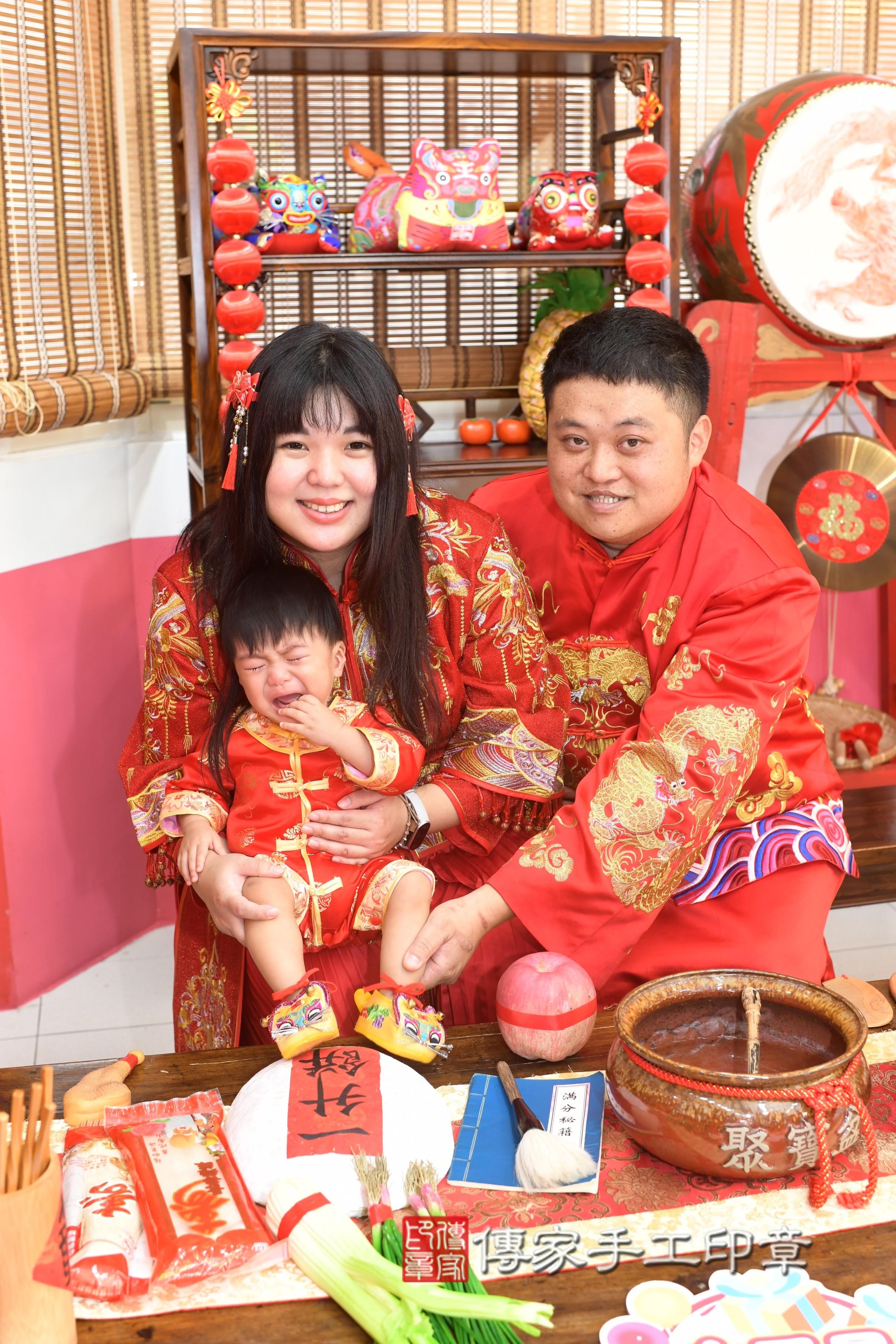 傳家手工印章高雄店、抓周、度脺、中國風會場、傳家嬰兒古禮、吉祥話、抓周道具物品24種、拍照。抓周證書。寶寶抓周、滿周歲、生日快樂、祝福