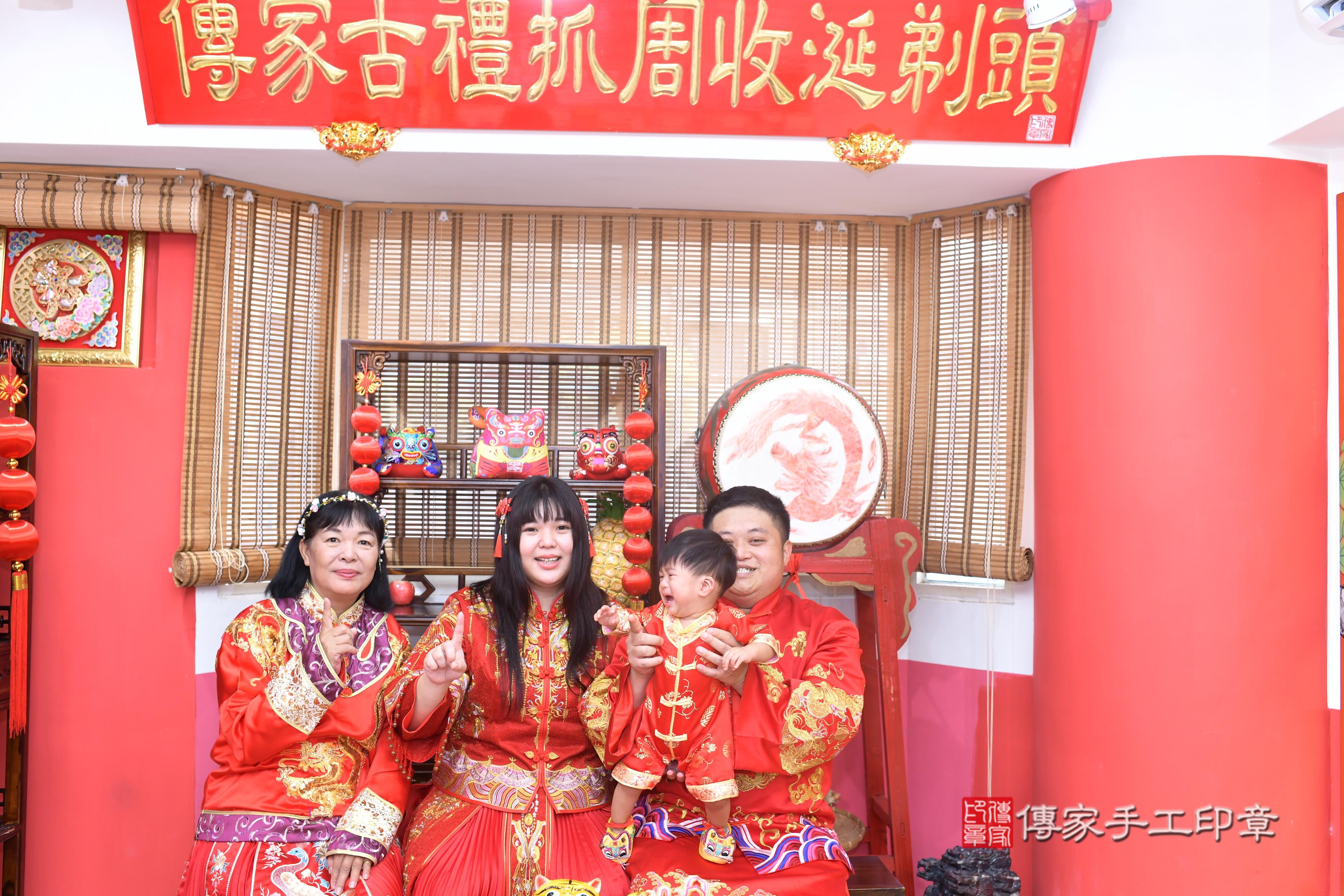 傳家手工印章高雄店、抓周、度脺、中國風會場、傳家嬰兒古禮、吉祥話、抓周道具物品24種、拍照。抓周證書。寶寶抓周、滿周歲、生日快樂、祝福