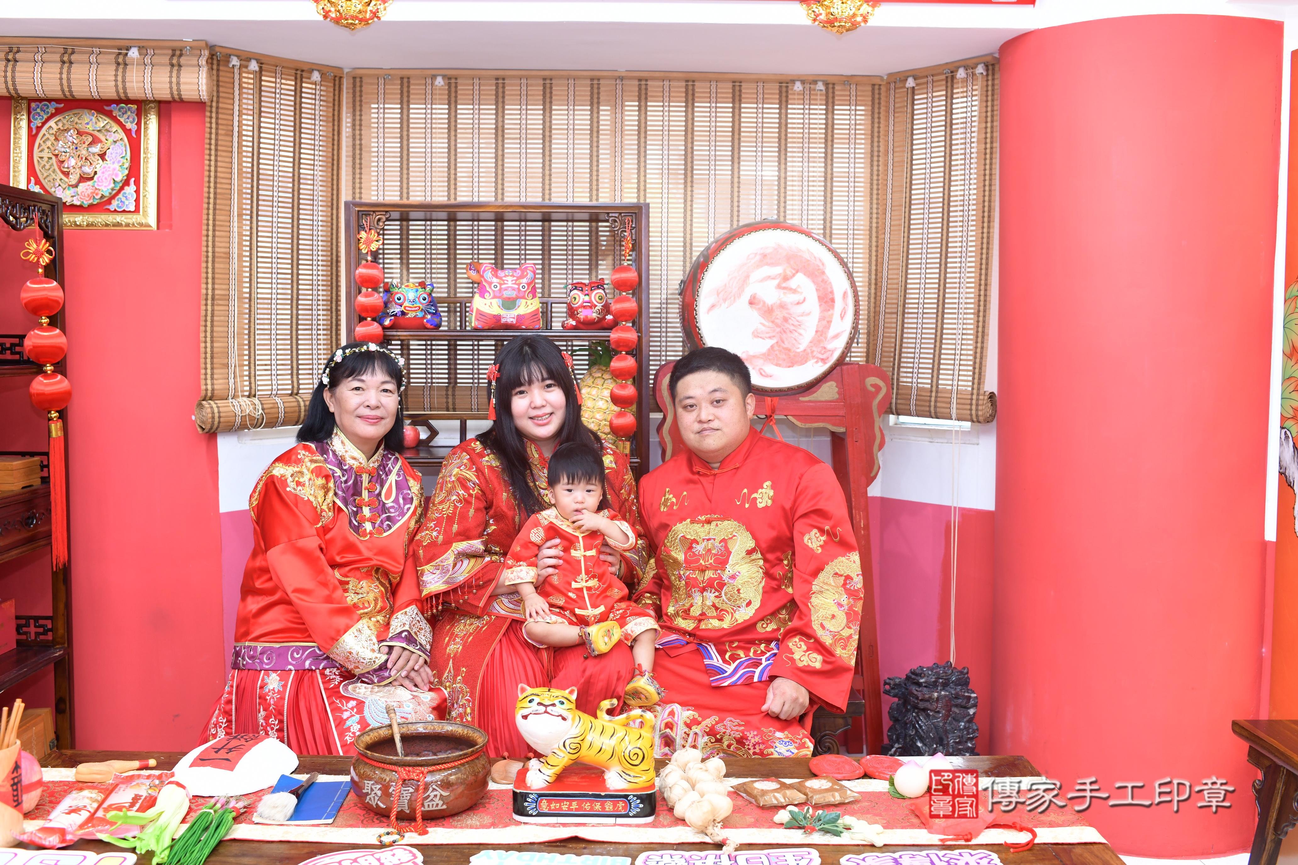傳家手工印章高雄店、抓周、度脺、中國風會場、傳家嬰兒古禮、吉祥話、抓周道具物品24種、拍照。抓周證書。寶寶抓周、滿周歲、生日快樂、祝福