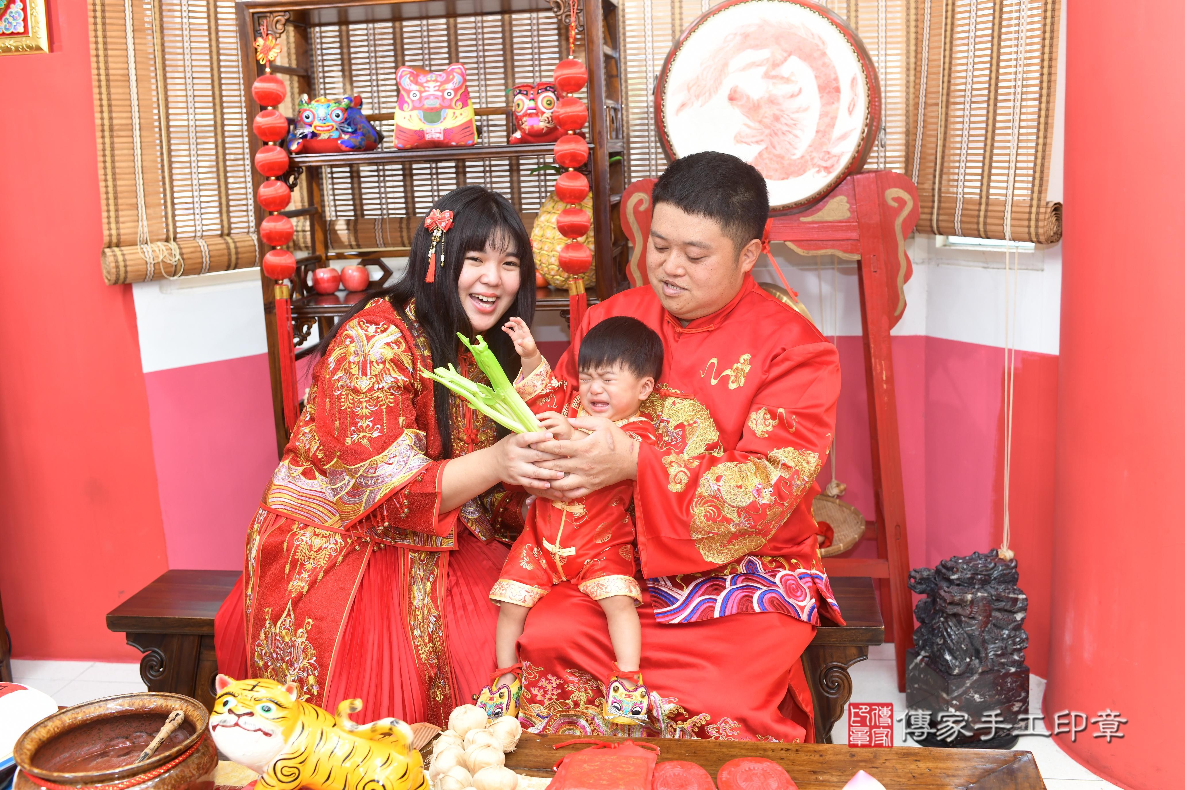 傳家手工印章高雄店、抓周、度脺、中國風會場、傳家嬰兒古禮、吉祥話、抓周道具物品24種、拍照。抓周證書。寶寶抓周、滿周歲、生日快樂、祝福
