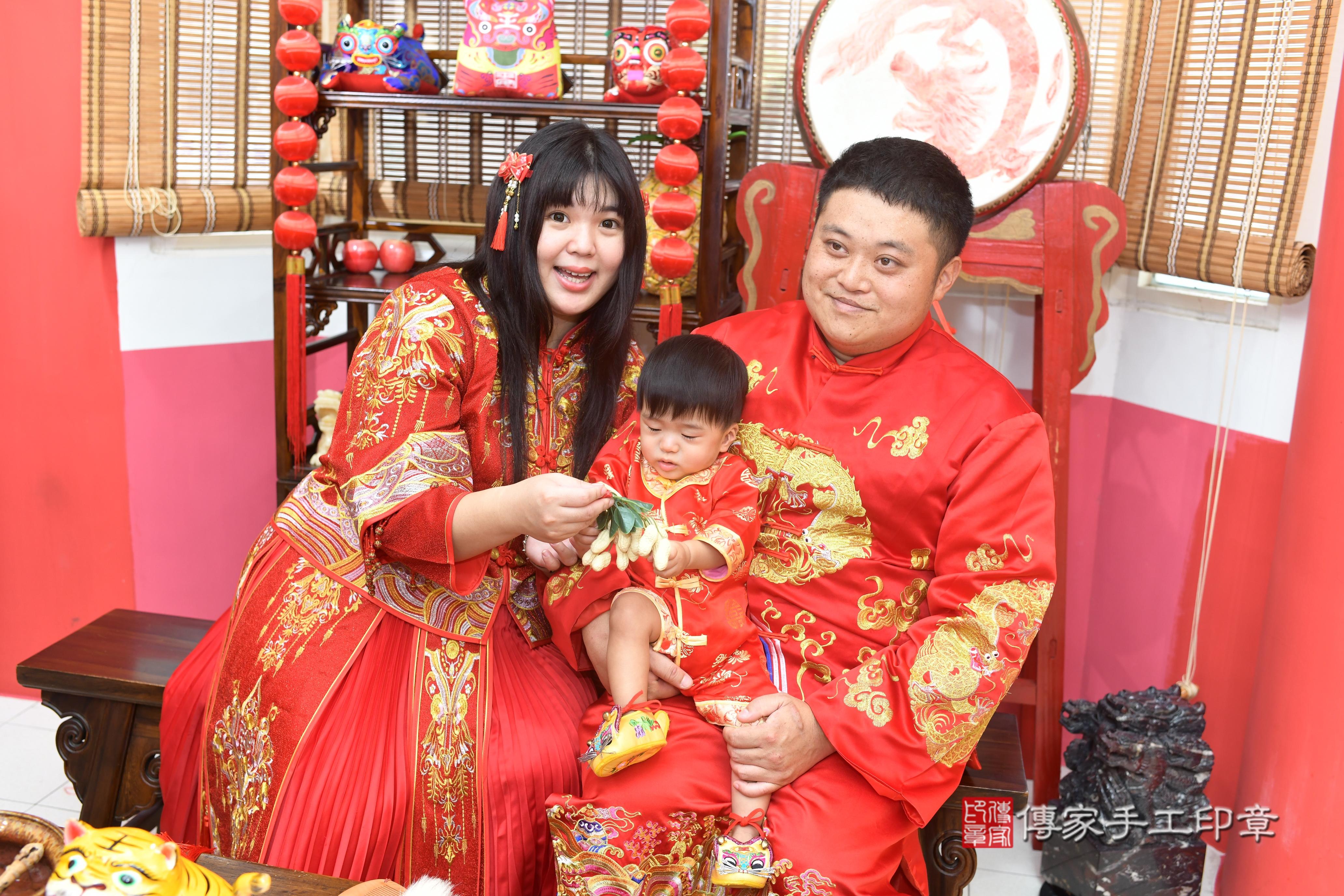 傳家手工印章高雄店、抓周、度脺、中國風會場、傳家嬰兒古禮、吉祥話、抓周道具物品24種、拍照。抓周證書。寶寶抓周、滿周歲、生日快樂、祝福