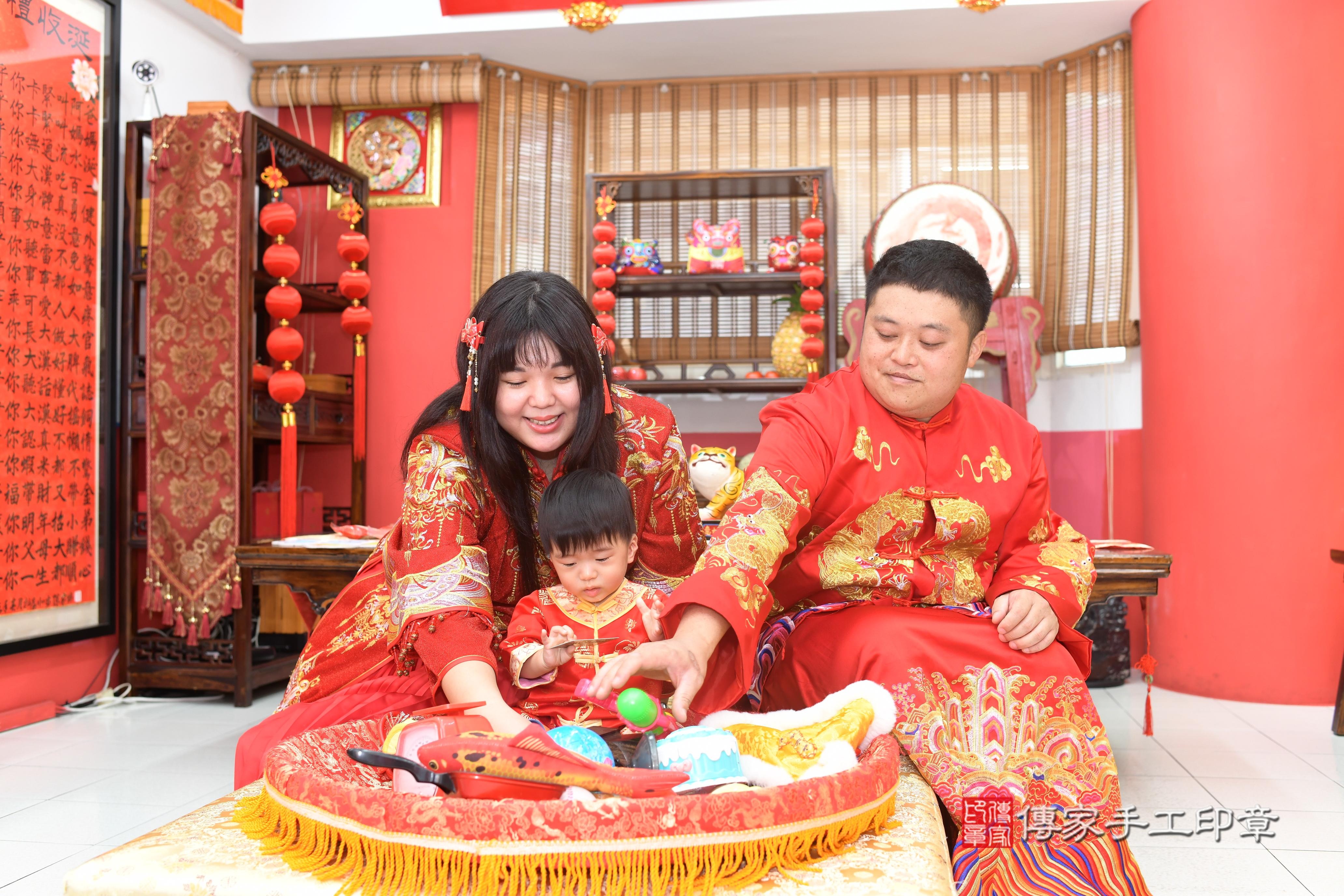 傳家手工印章高雄店、抓周、度脺、中國風會場、傳家嬰兒古禮、吉祥話、抓周道具物品24種、拍照。抓周證書。寶寶抓周、滿周歲、生日快樂、祝福
