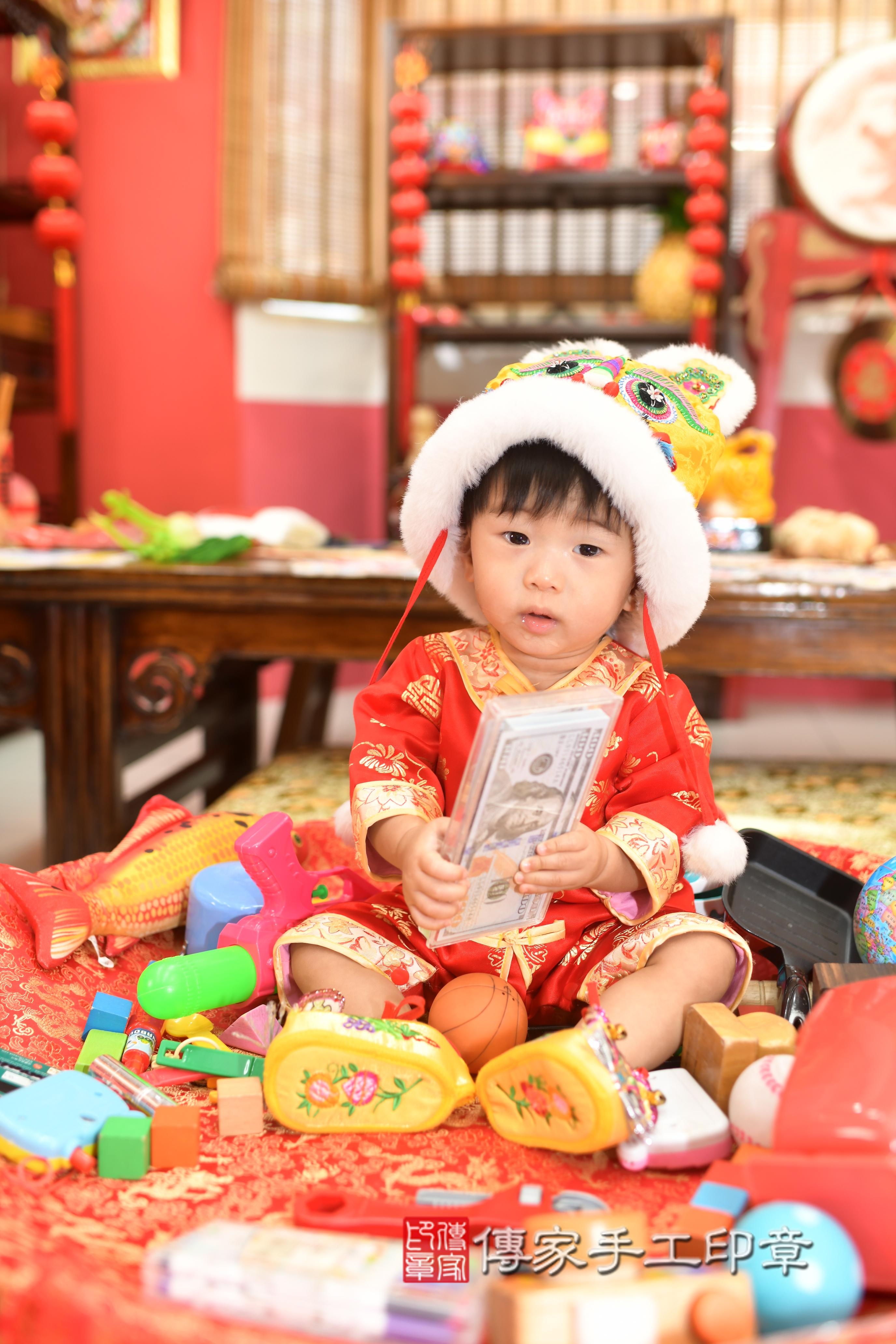 傳家手工印章高雄店、抓周、度脺、中國風會場、傳家嬰兒古禮、吉祥話、抓周道具物品24種、拍照。抓周證書。寶寶抓周、滿周歲、生日快樂、祝福