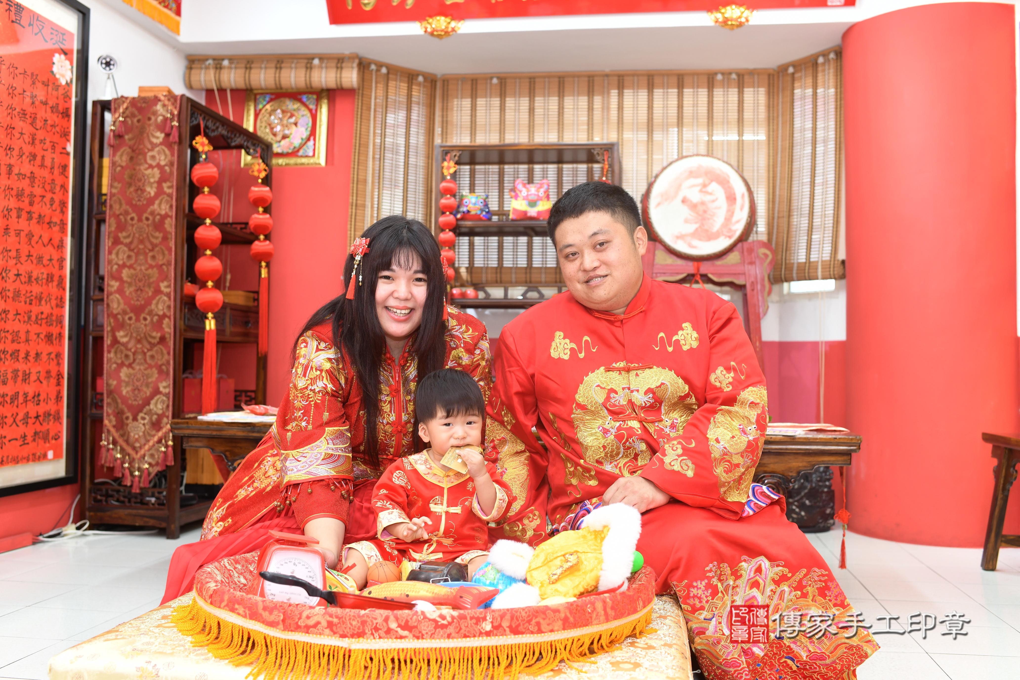 傳家手工印章高雄店、抓周、度脺、中國風會場、傳家嬰兒古禮、吉祥話、抓周道具物品24種、拍照。抓周證書。寶寶抓周、滿周歲、生日快樂、祝福