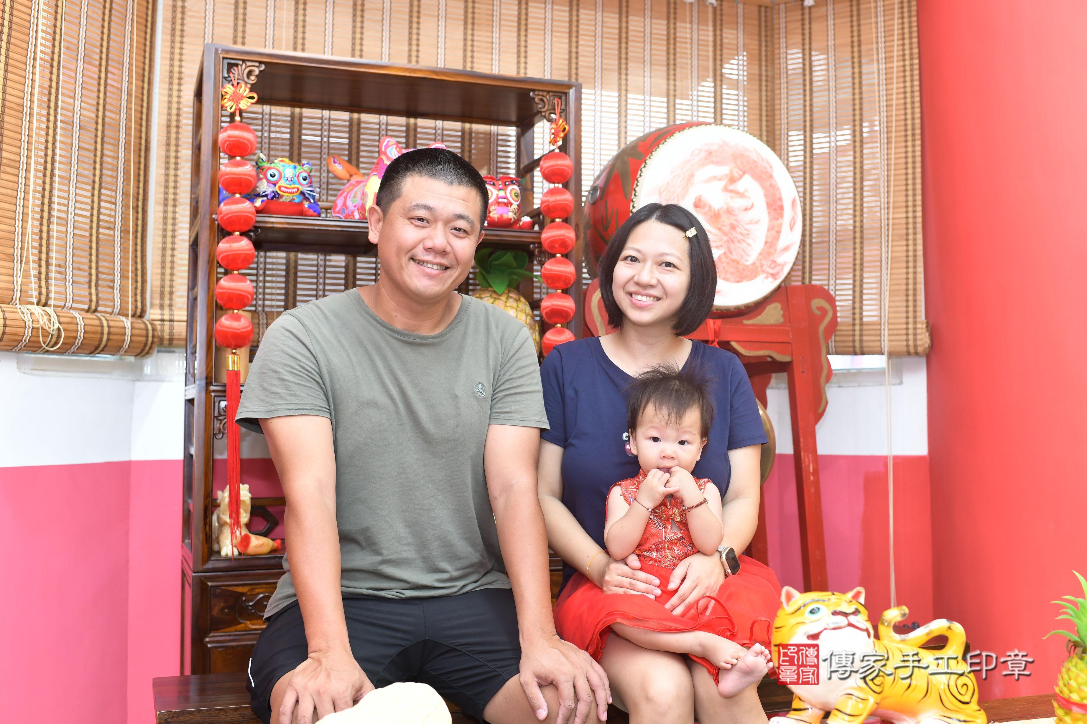 傳家手工印章高雄店、抓周、度脺、中國風會場、傳家嬰兒古禮、吉祥話、抓周道具物品24種、拍照。抓周證書。寶寶抓周、滿周歲、生日快樂、祝福