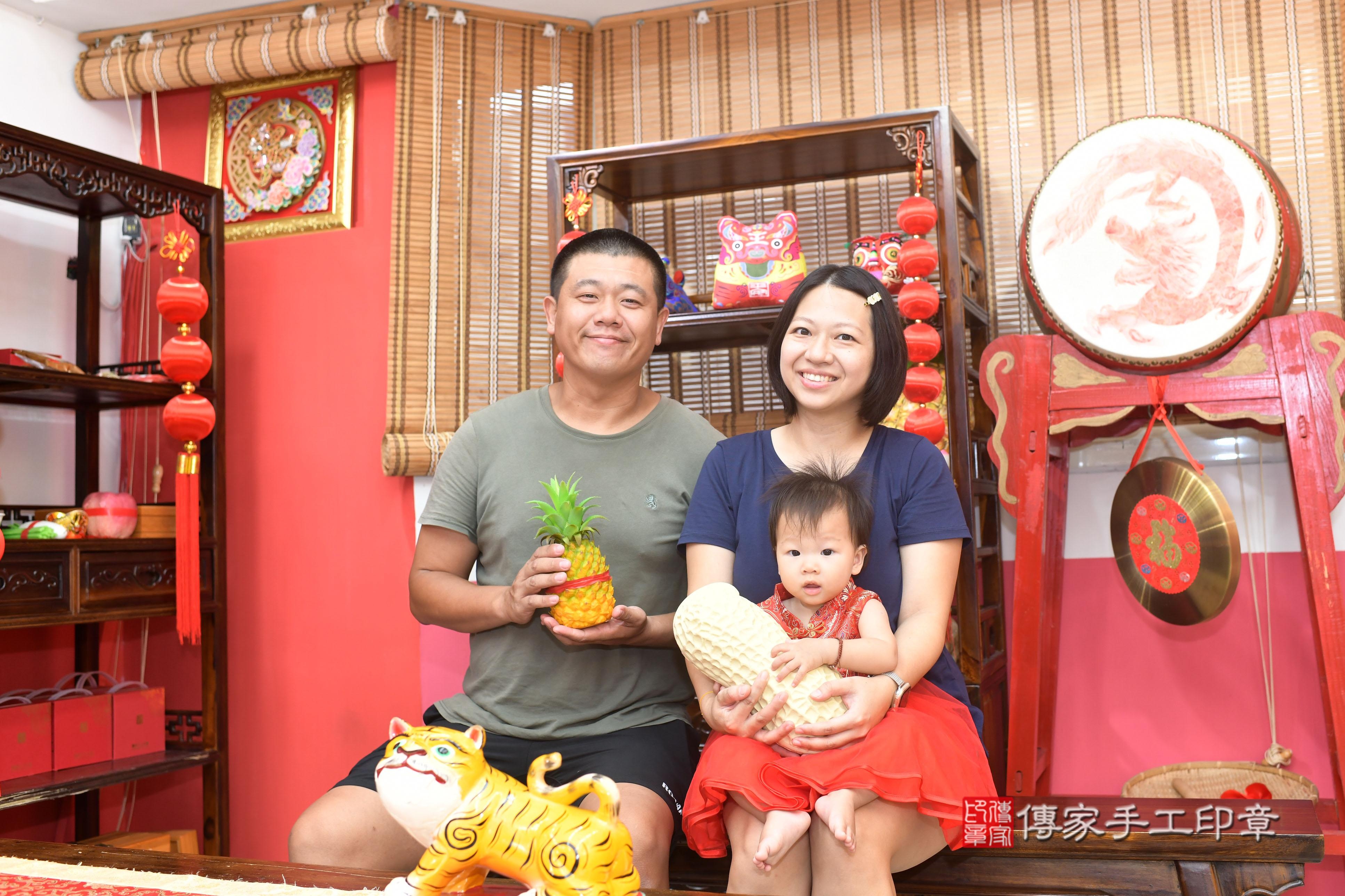 傳家手工印章高雄店、抓周、度脺、中國風會場、傳家嬰兒古禮、吉祥話、抓周道具物品24種、拍照。抓周證書。寶寶抓周、滿周歲、生日快樂、祝福