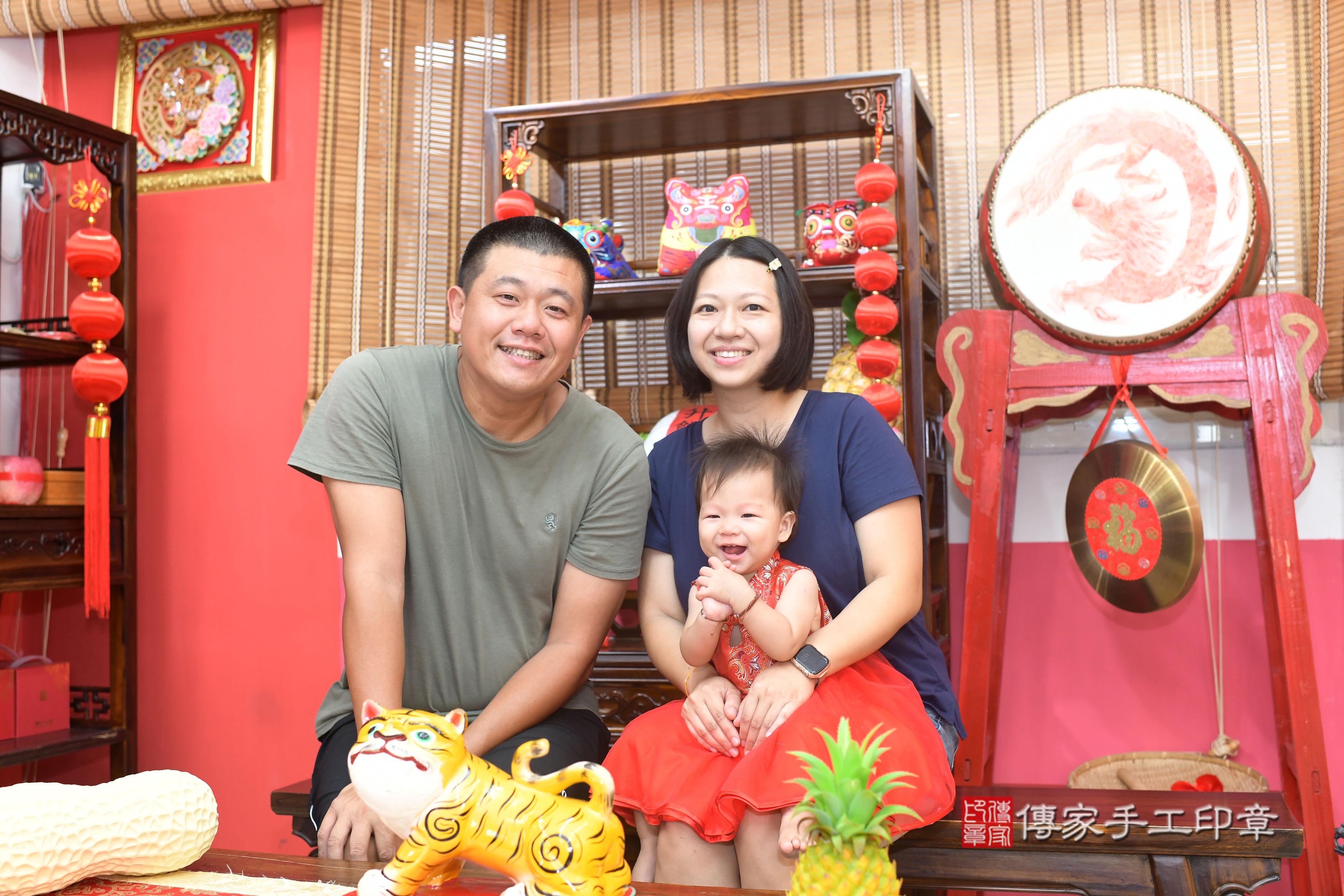 傳家手工印章高雄店、抓周、度脺、中國風會場、傳家嬰兒古禮、吉祥話、抓周道具物品24種、拍照。抓周證書。寶寶抓周、滿周歲、生日快樂、祝福