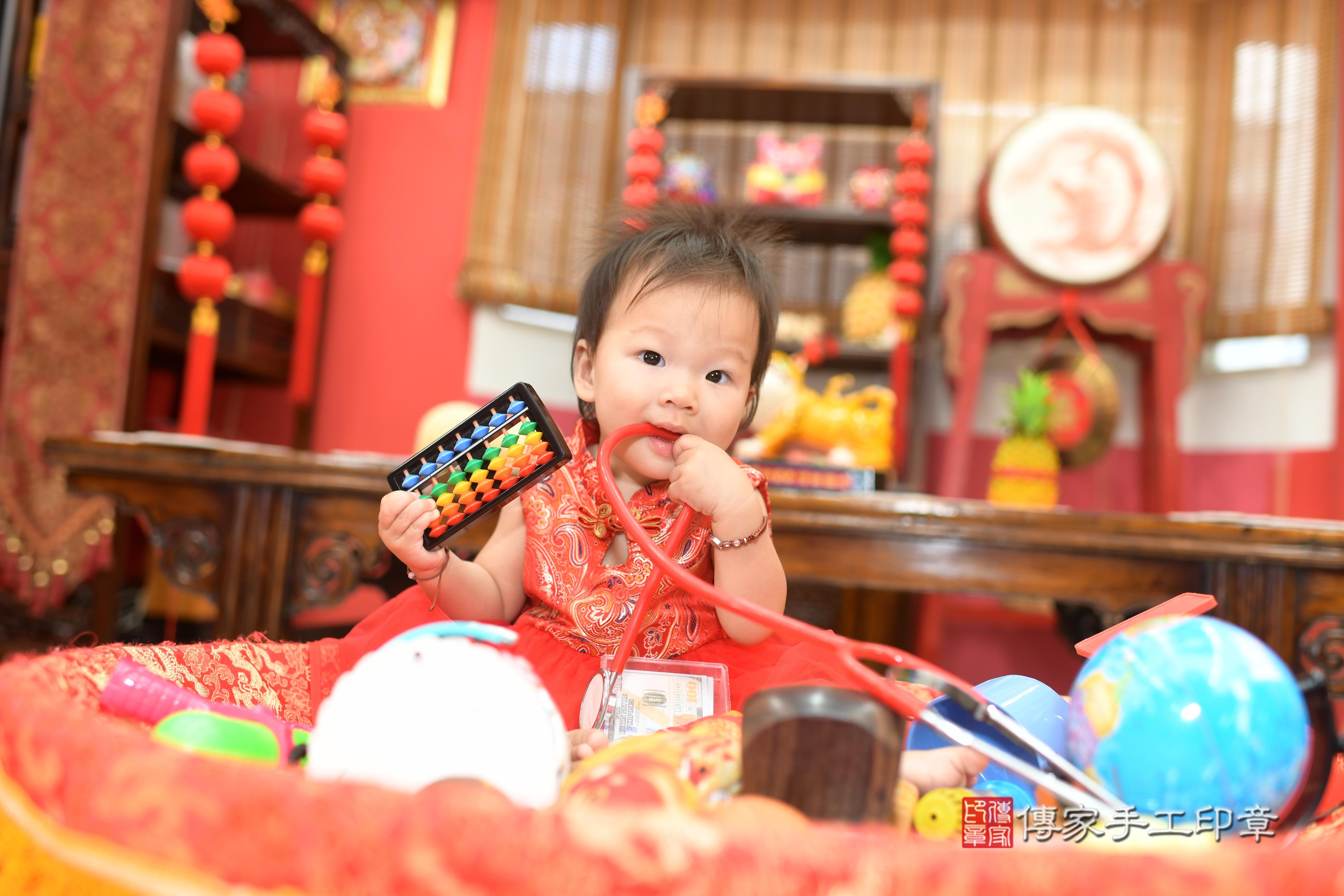 傳家手工印章高雄店、抓周、度脺、中國風會場、傳家嬰兒古禮、吉祥話、抓周道具物品24種、拍照。抓周證書。寶寶抓周、滿周歲、生日快樂、祝福