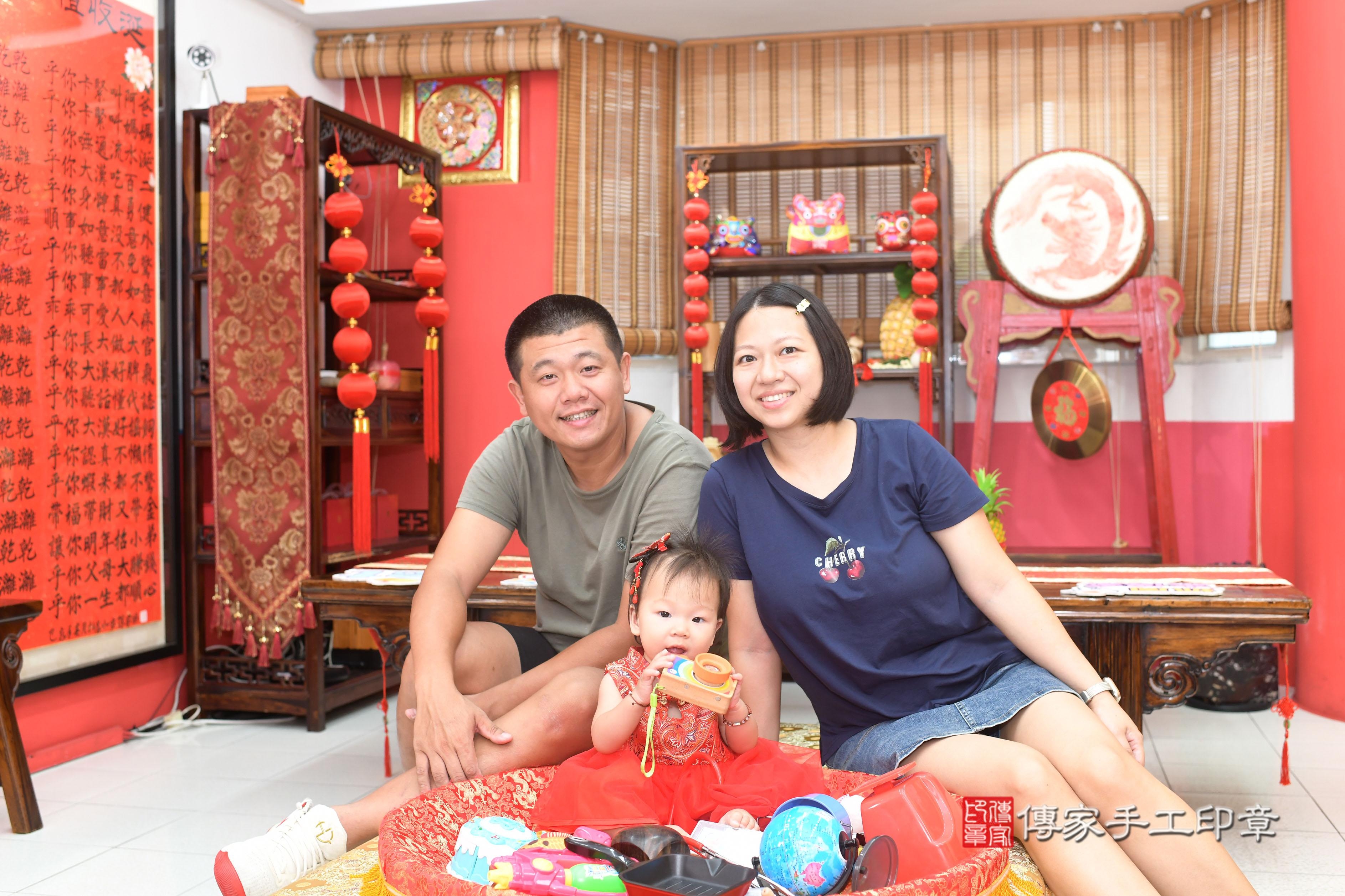 傳家手工印章高雄店、抓周、度脺、中國風會場、傳家嬰兒古禮、吉祥話、抓周道具物品24種、拍照。抓周證書。寶寶抓周、滿周歲、生日快樂、祝福