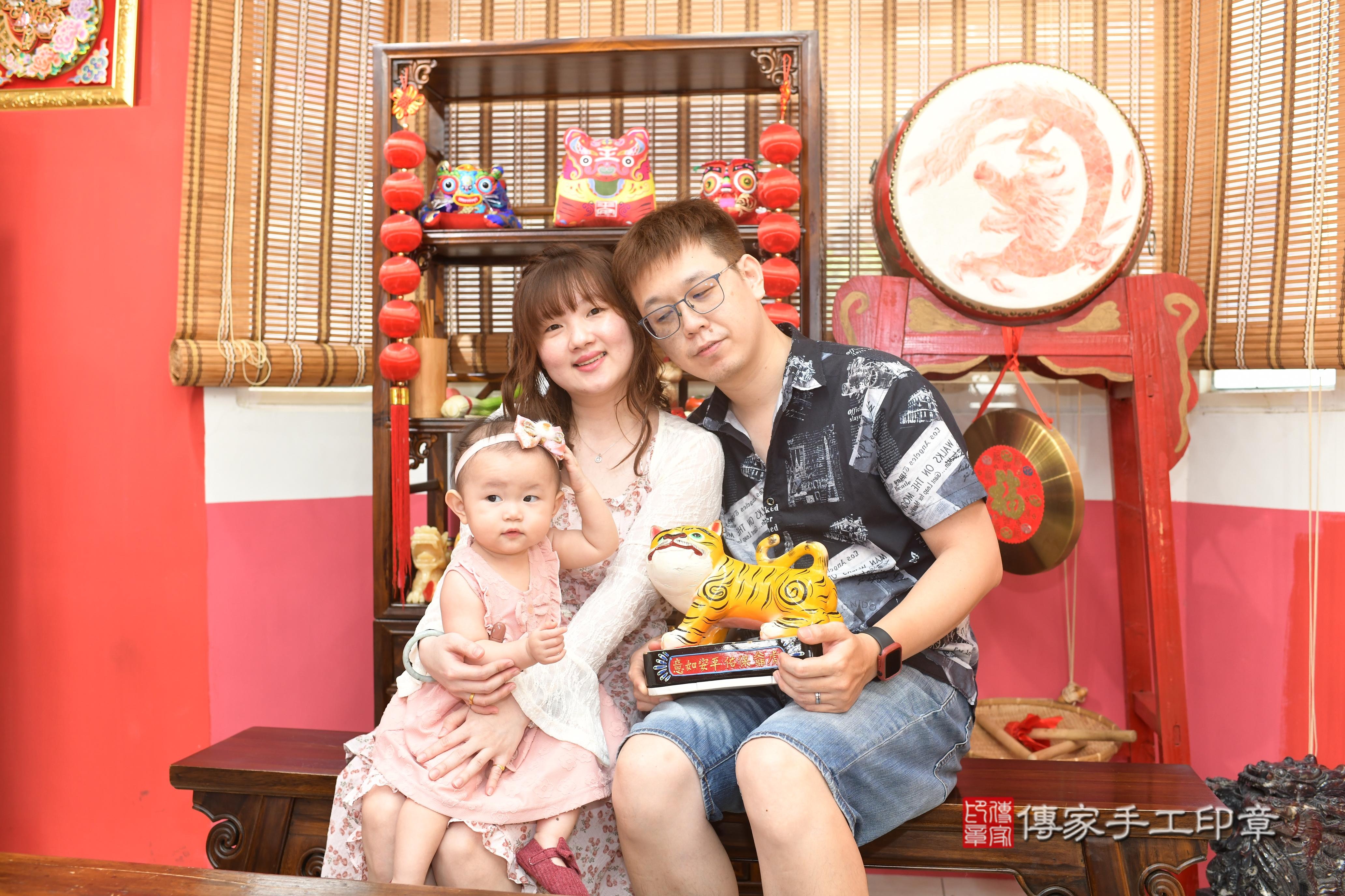 傳家手工印章高雄店、抓周、度脺、中國風會場、傳家嬰兒古禮、吉祥話、抓周道具物品24種、拍照。抓周證書。寶寶抓周、滿周歲、生日快樂、祝福