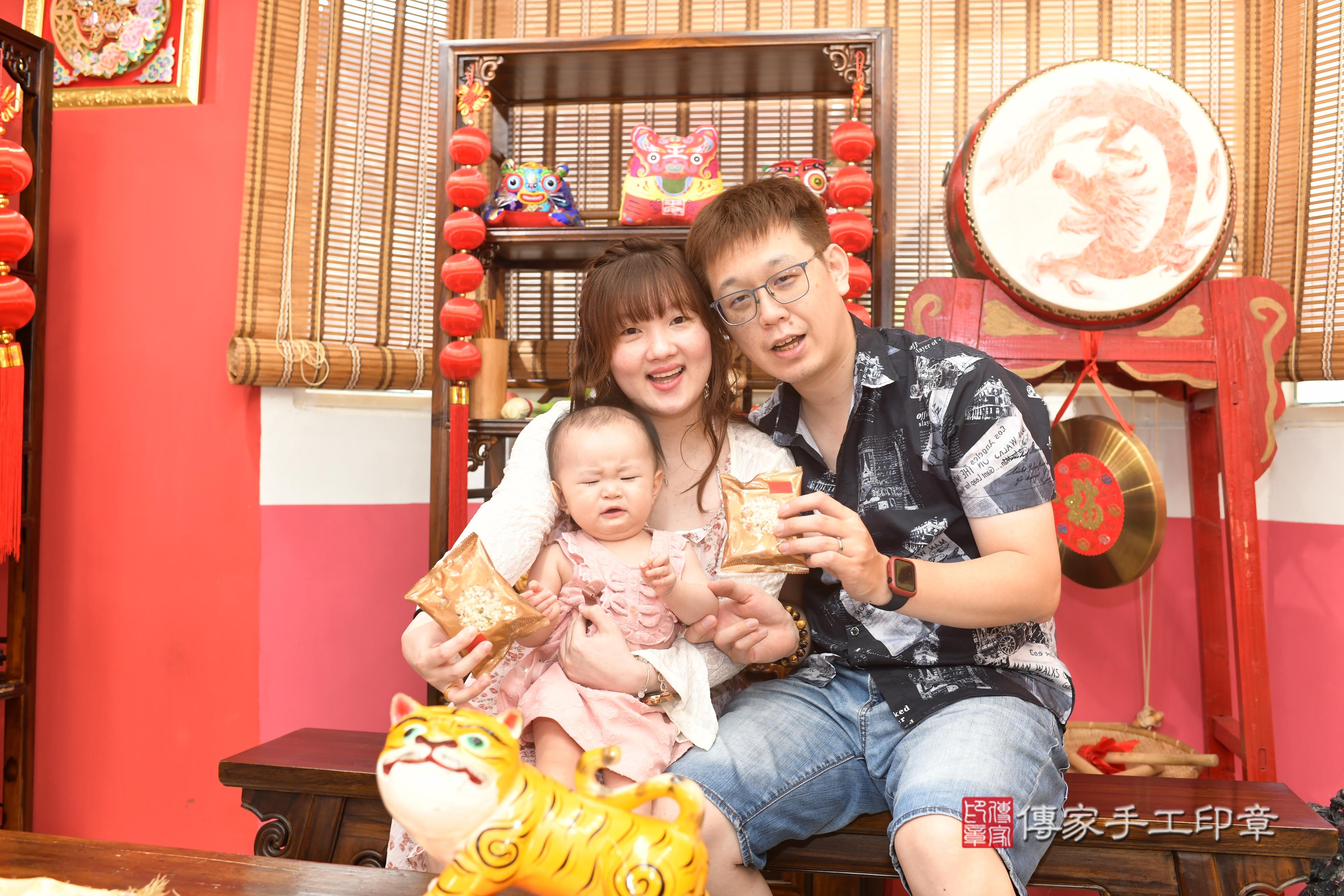 傳家手工印章高雄店、抓周、度脺、中國風會場、傳家嬰兒古禮、吉祥話、抓周道具物品24種、拍照。抓周證書。寶寶抓周、滿周歲、生日快樂、祝福