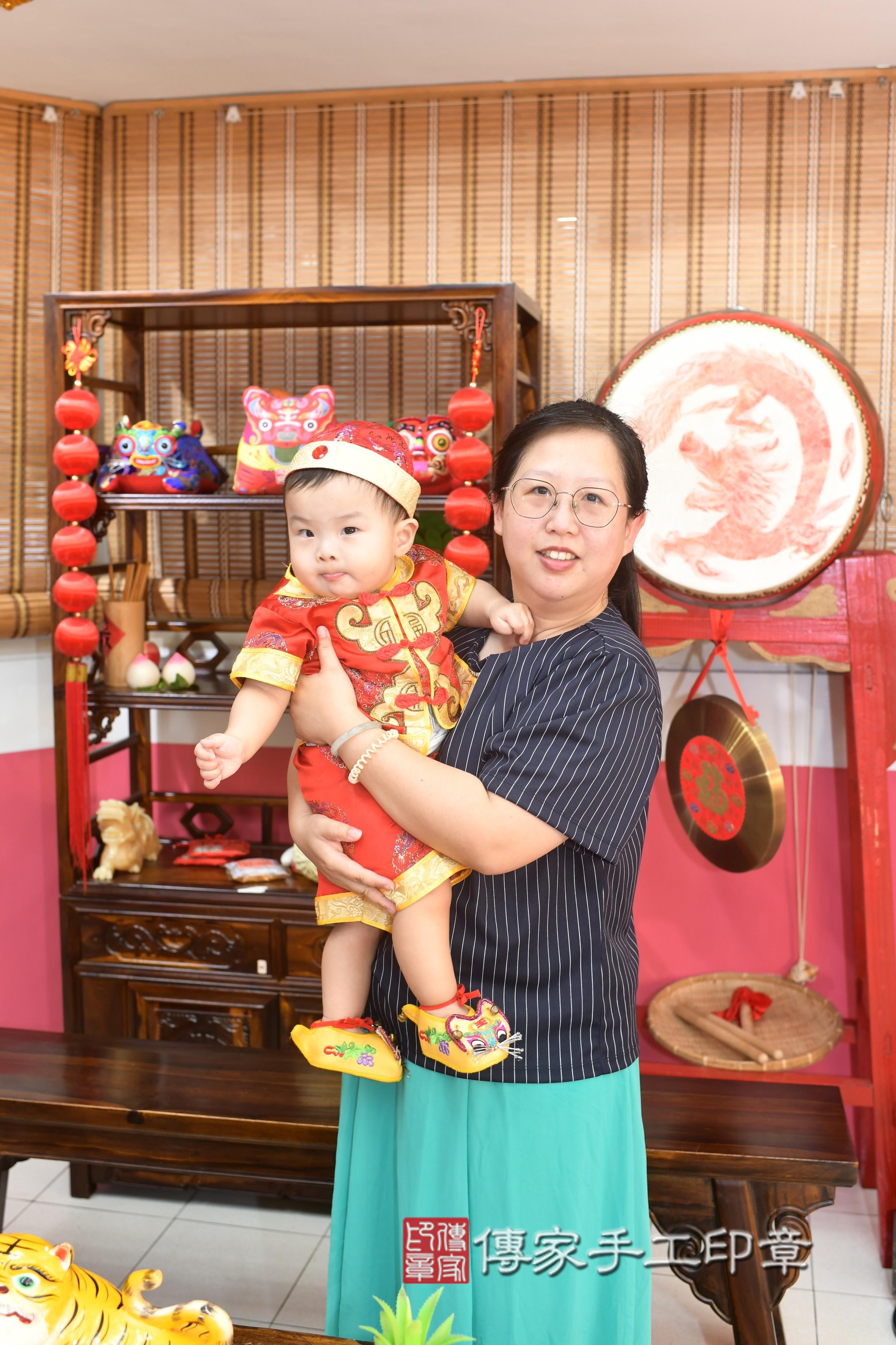 傳家手工印章高雄店、抓周、度脺、中國風會場、傳家嬰兒古禮、吉祥話、抓周道具物品24種、拍照。抓周證書。寶寶抓周、滿周歲、生日快樂、祝福
