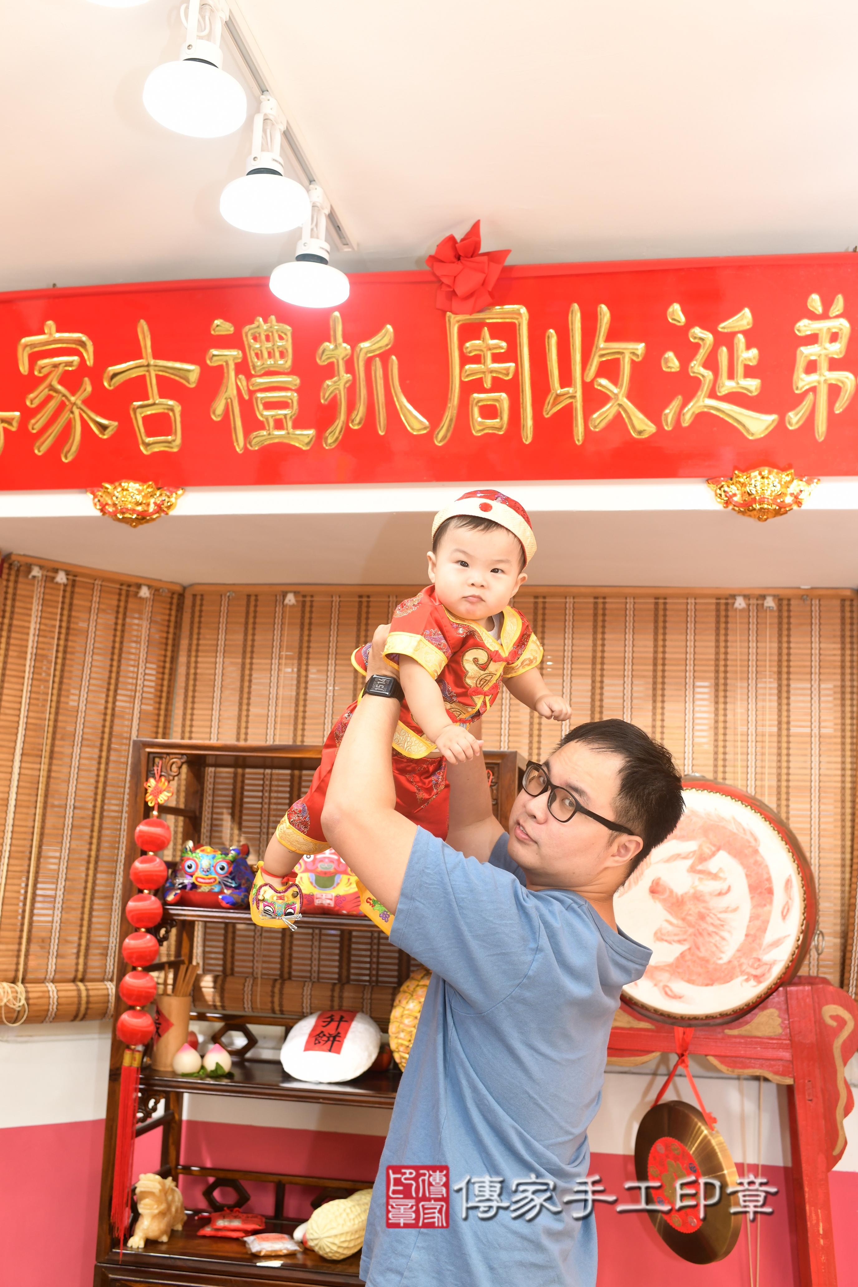 傳家手工印章高雄店、抓周、度脺、中國風會場、傳家嬰兒古禮、吉祥話、抓周道具物品24種、拍照。抓周證書。寶寶抓周、滿周歲、生日快樂、祝福