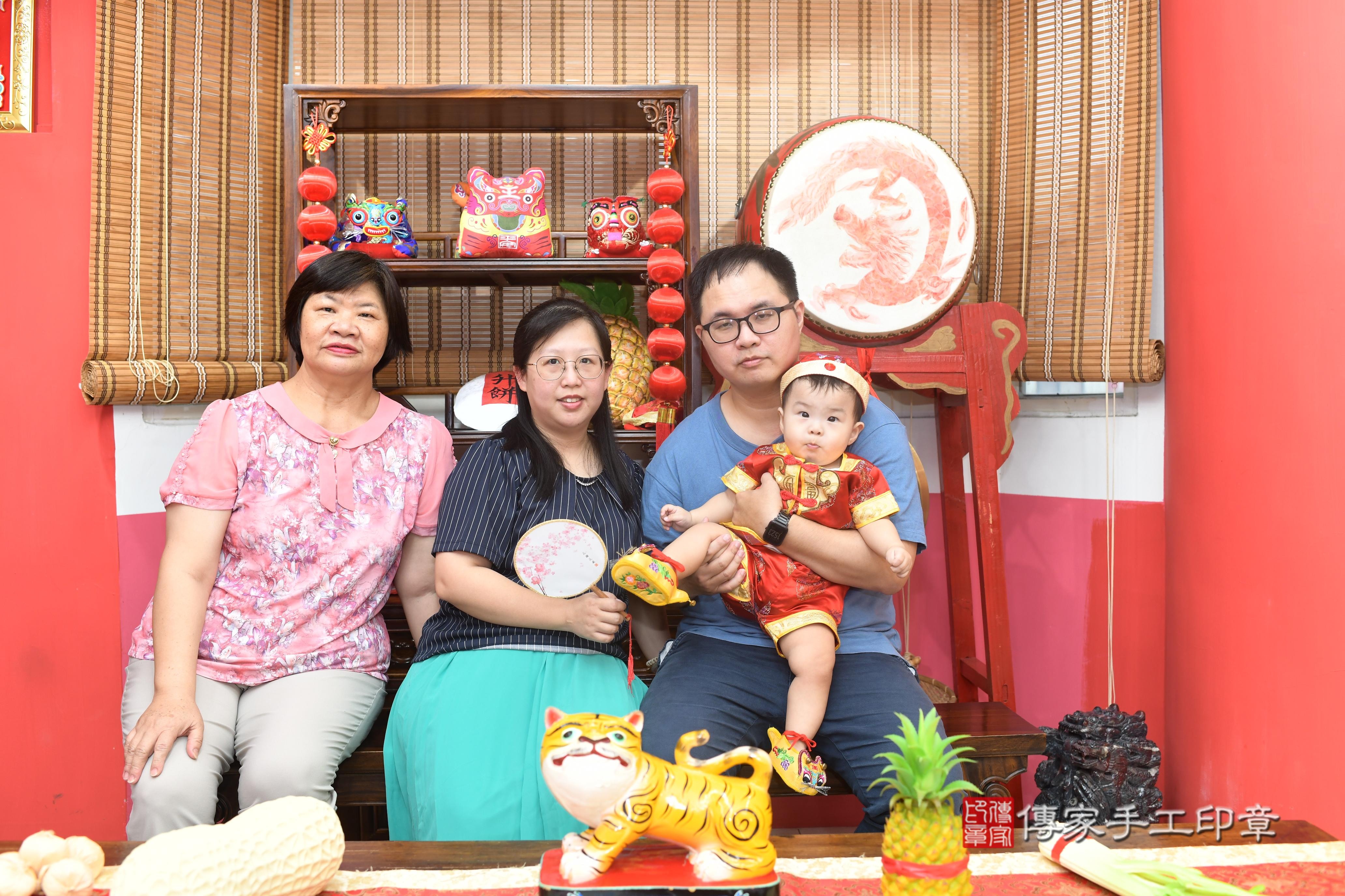 傳家手工印章高雄店、抓周、度脺、中國風會場、傳家嬰兒古禮、吉祥話、抓周道具物品24種、拍照。抓周證書。寶寶抓周、滿周歲、生日快樂、祝福
