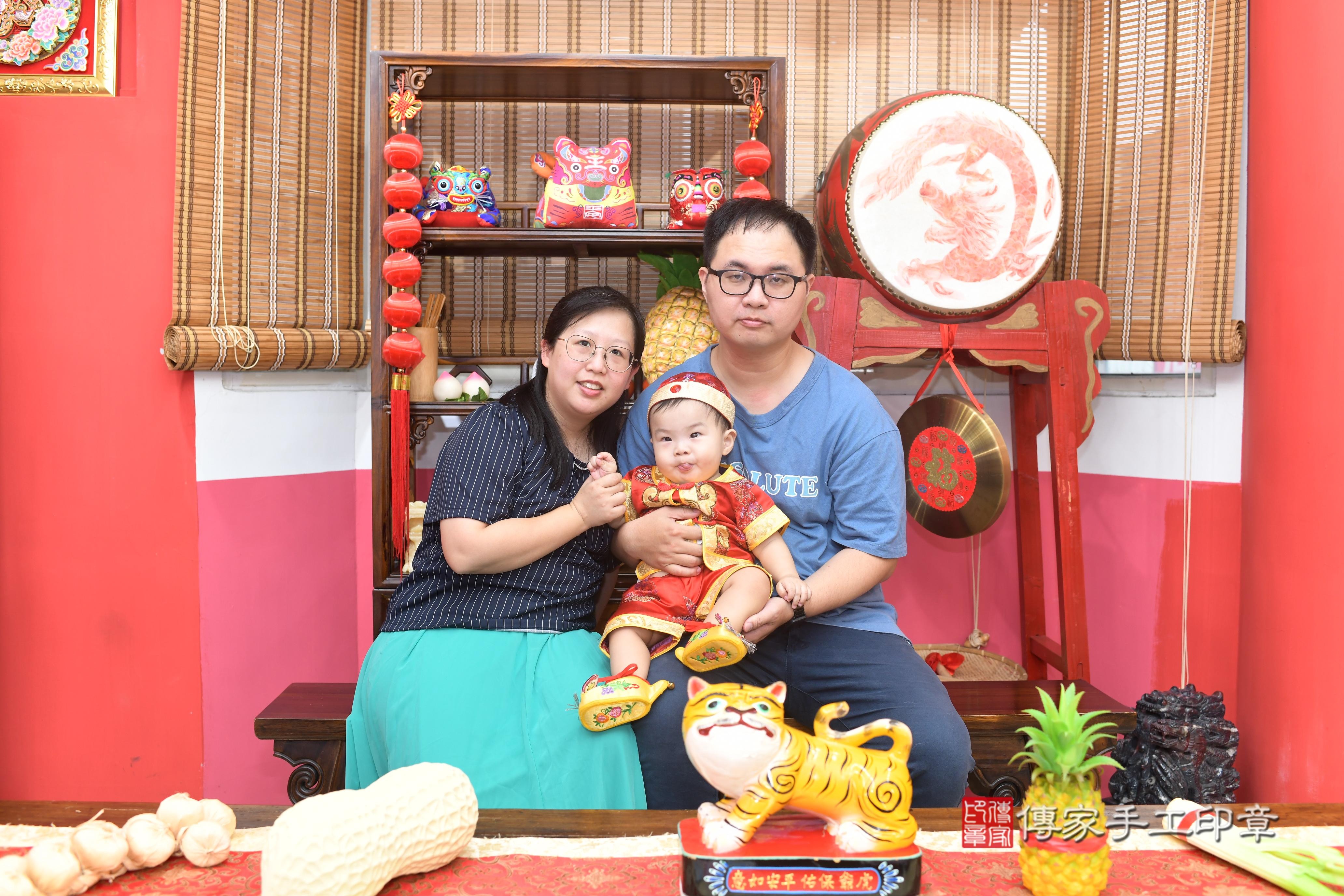 傳家手工印章高雄店、抓周、度脺、中國風會場、傳家嬰兒古禮、吉祥話、抓周道具物品24種、拍照。抓周證書。寶寶抓周、滿周歲、生日快樂、祝福