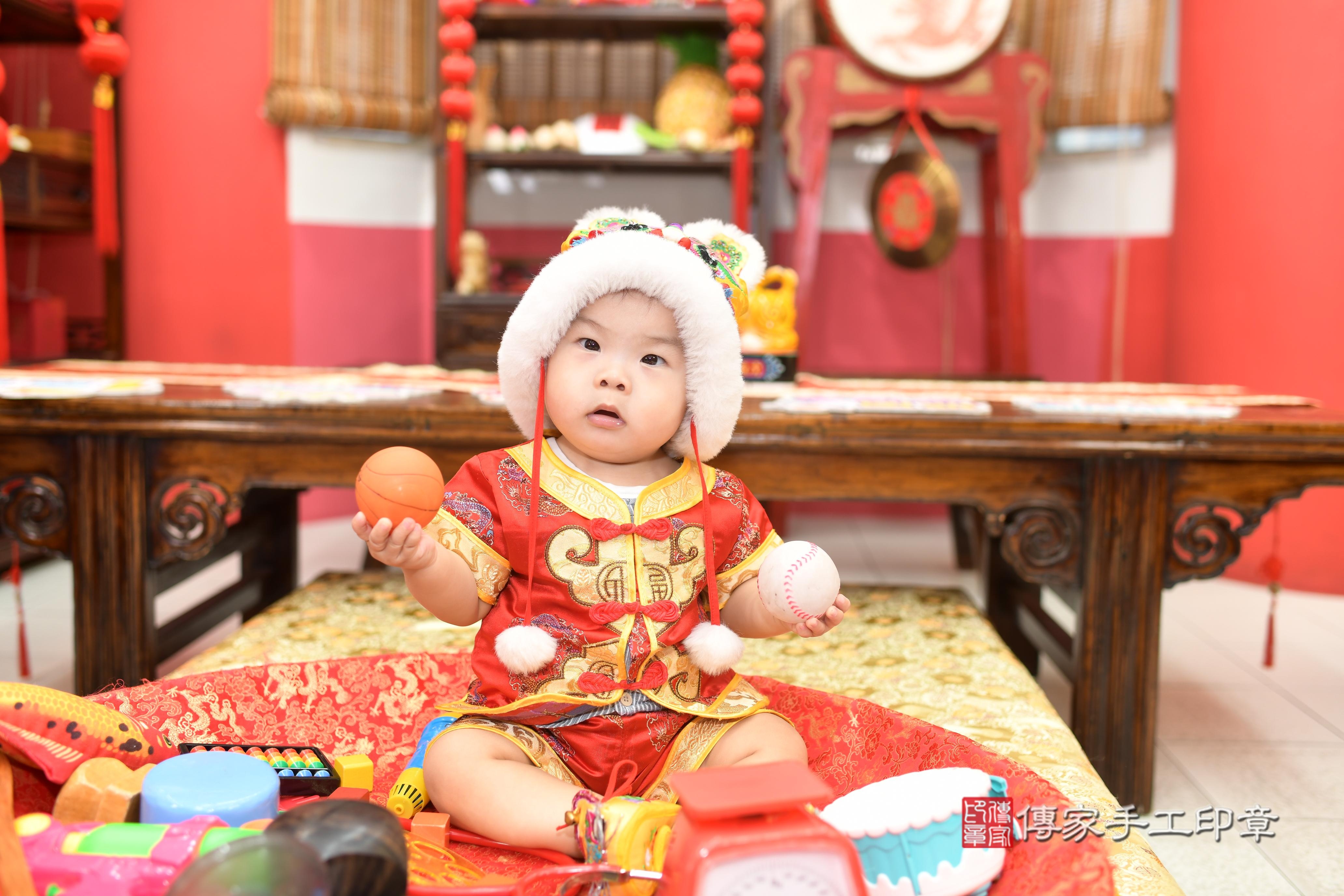 傳家手工印章高雄店、抓周、度脺、中國風會場、傳家嬰兒古禮、吉祥話、抓周道具物品24種、拍照。抓周證書。寶寶抓周、滿周歲、生日快樂、祝福